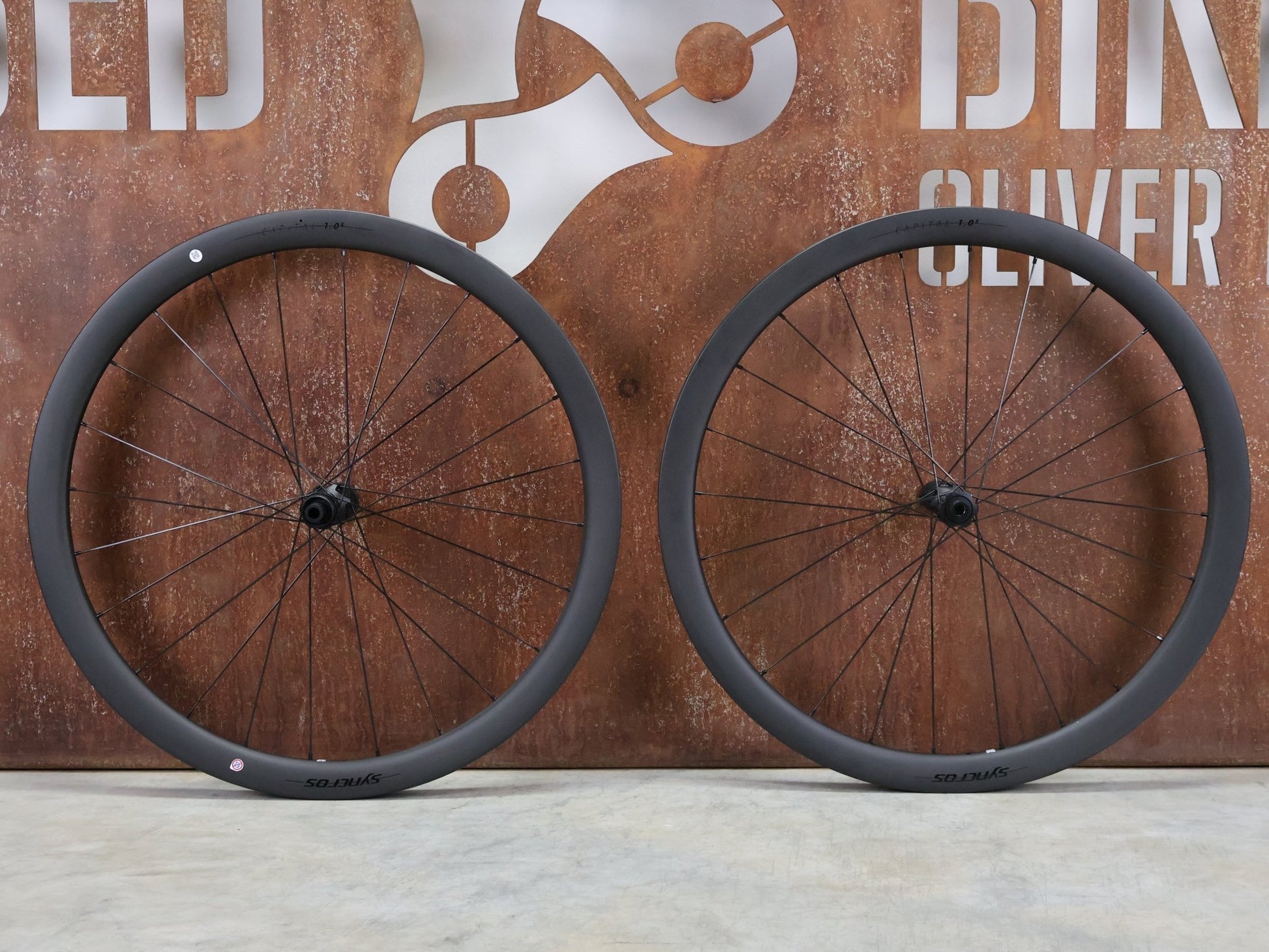 Laufrad/Laufradsatz von Syncros, SYNCROS CAPITAL 1.0S LAUFRADSATZ DISC vor USEDBIKES - OB.DE Hintergrund