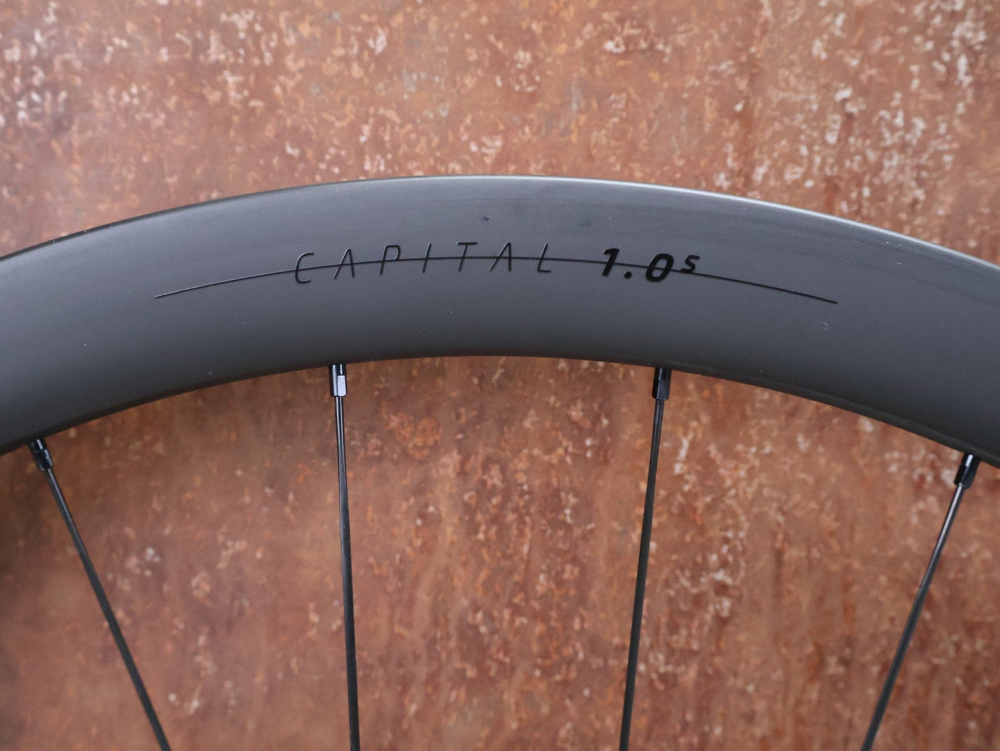 Laufrad/Laufradsatz von Syncros, SYNCROS CAPITAL 1.0S LAUFRADSATZ DISC vor USEDBIKES - OB.DE Hintergrund