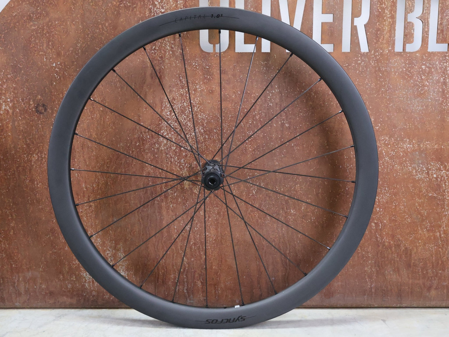 Laufrad/Laufradsatz von Syncros, SYNCROS CAPITAL 1.0S LAUFRADSATZ DISC vor USEDBIKES - OB.DE Hintergrund