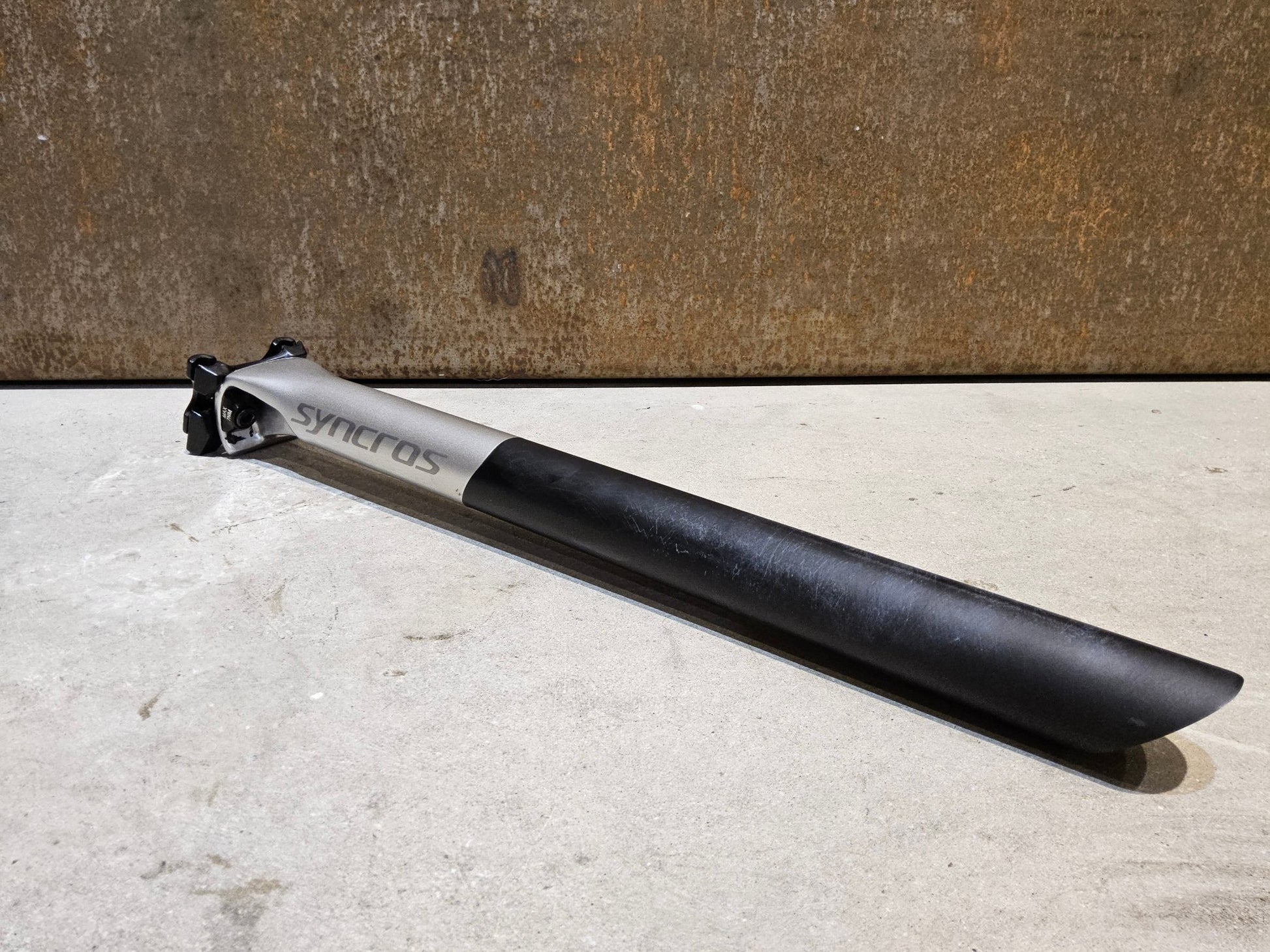 Sattelstütze von Syncros, SYNCROS DUNCAN SL N1NO SATTELSTÜTZE 10MM OFFSET 400MM vor USEDBIKES - OB.DE Hintergrund