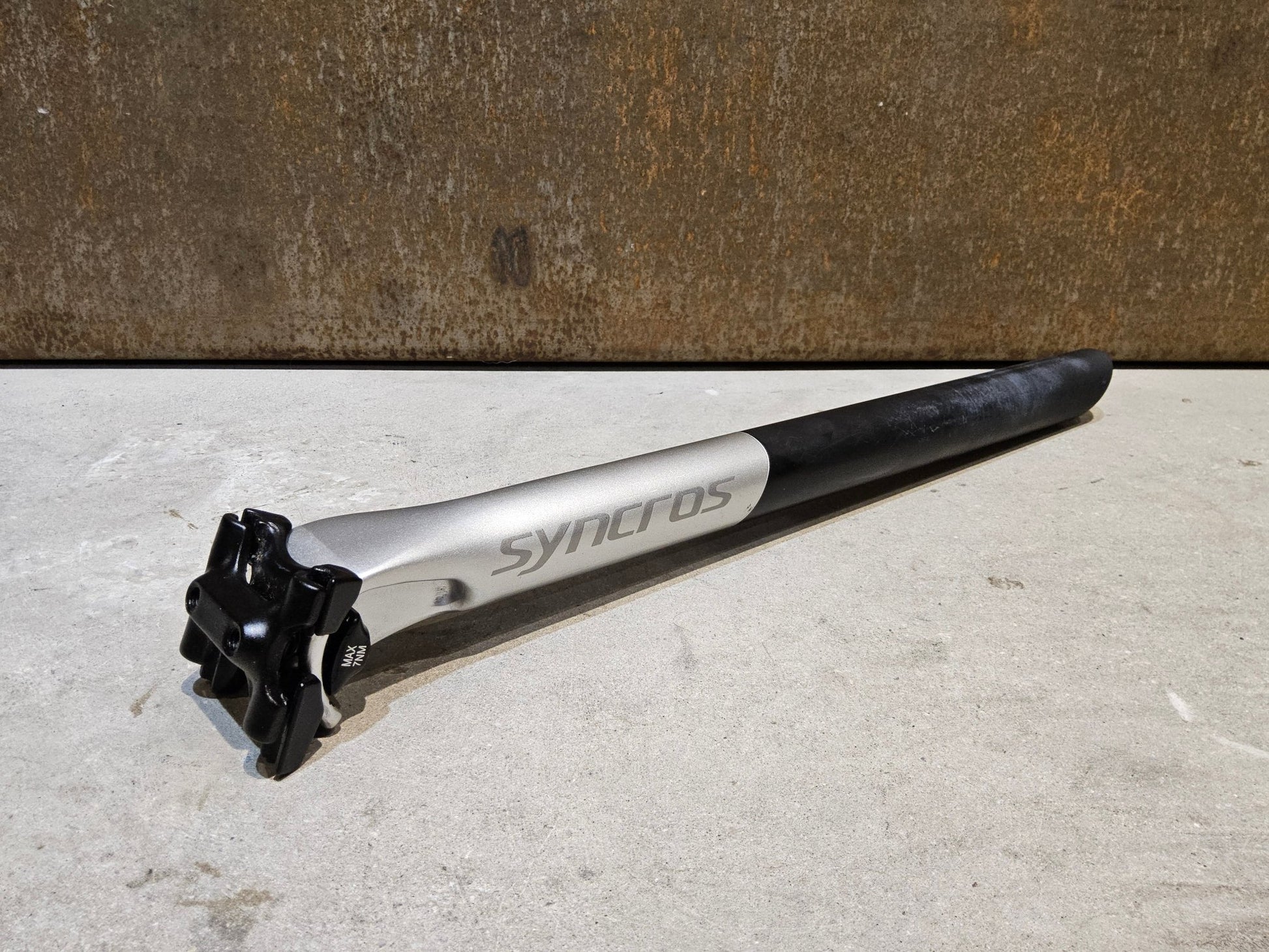 Sattelstütze von Syncros, SYNCROS DUNCAN SL N1NO SATTELSTÜTZE 10MM OFFSET 400MM vor USEDBIKES - OB.DE Hintergrund