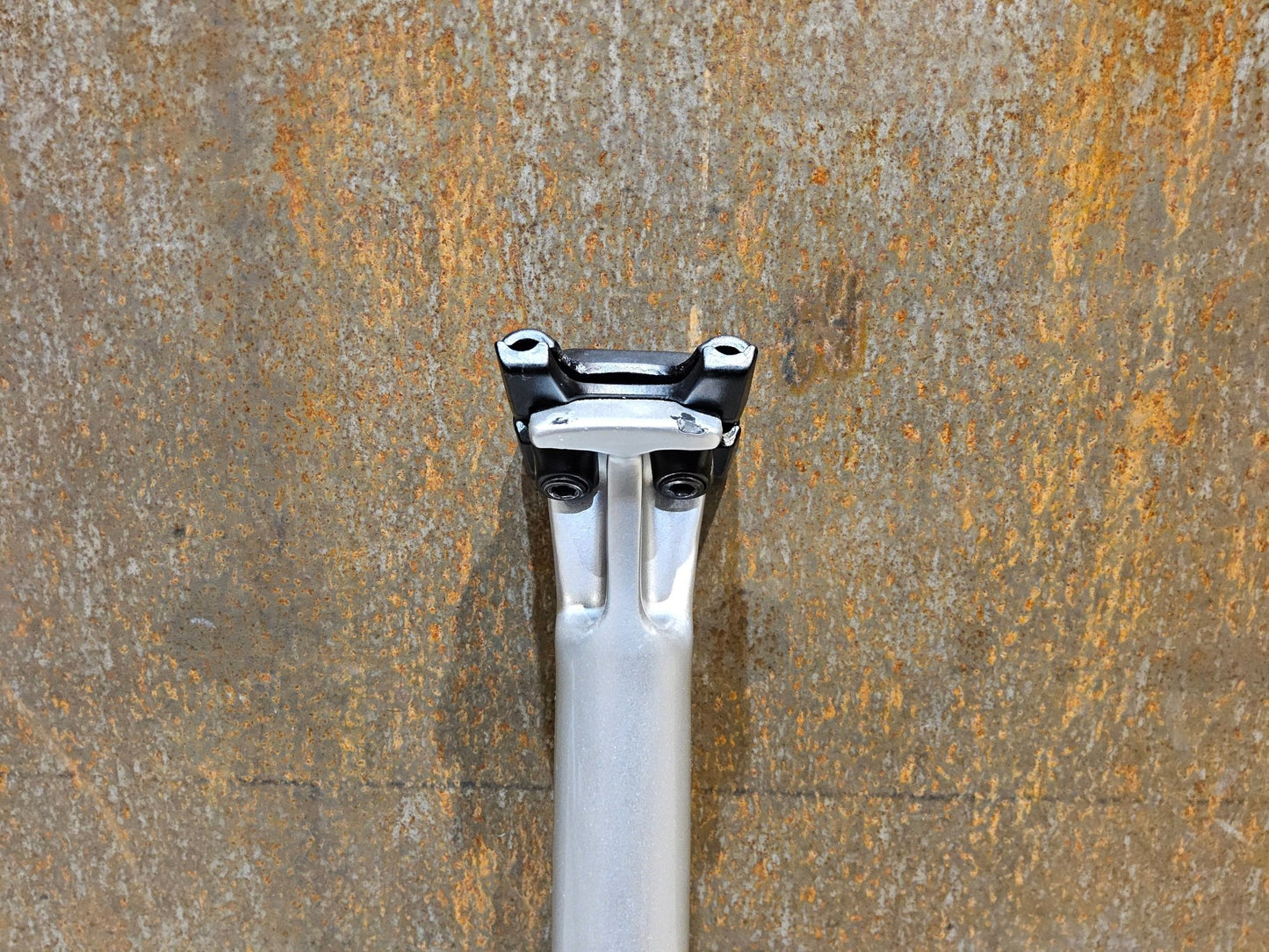 Sattelstütze von Syncros, SYNCROS DUNCAN SL N1NO SATTELSTÜTZE 10MM OFFSET 400MM vor USEDBIKES - OB.DE Hintergrund