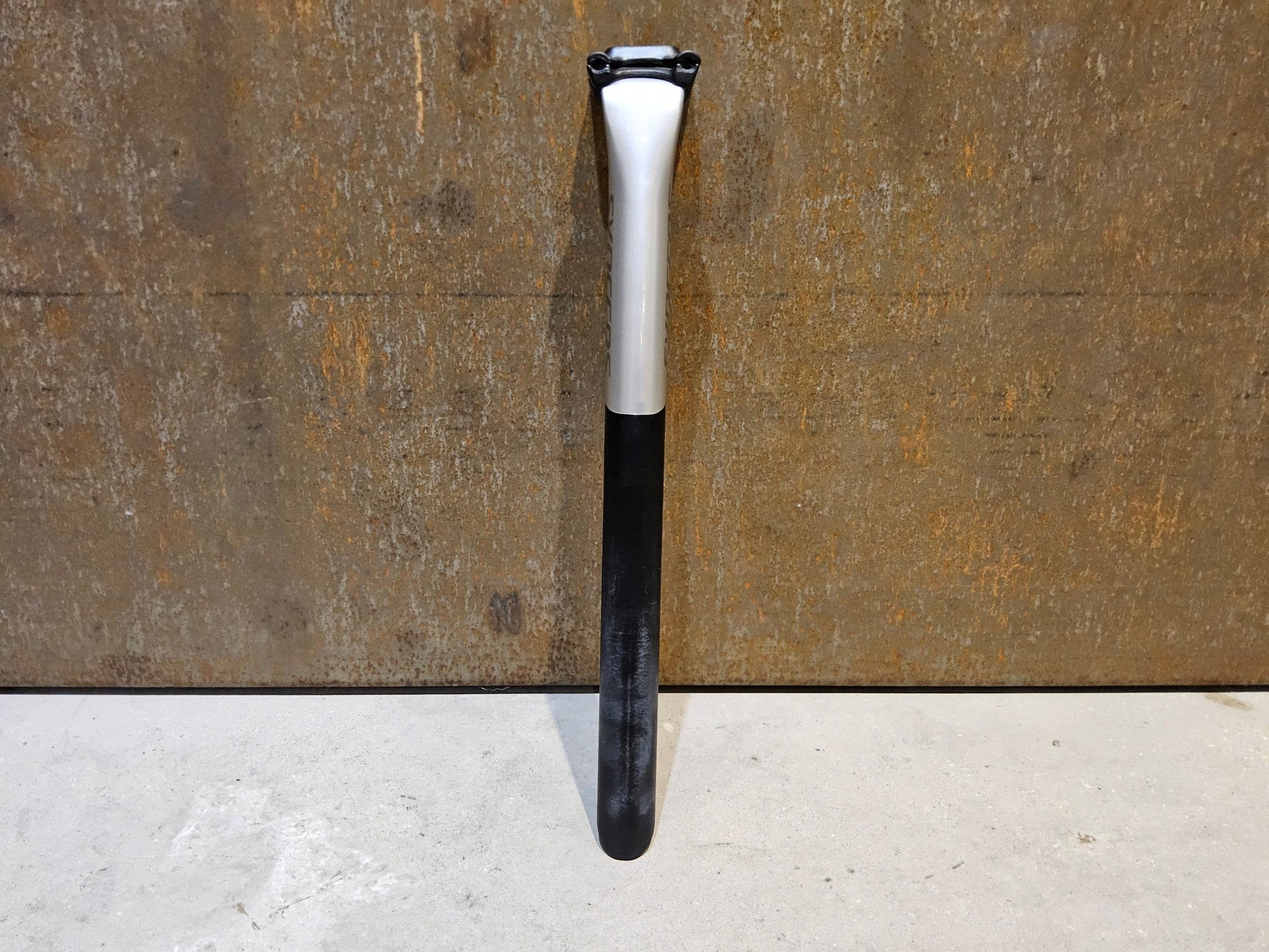 Sattelstütze von Syncros, SYNCROS DUNCAN SL N1NO SATTELSTÜTZE 10MM OFFSET 400MM vor USEDBIKES - OB.DE Hintergrund