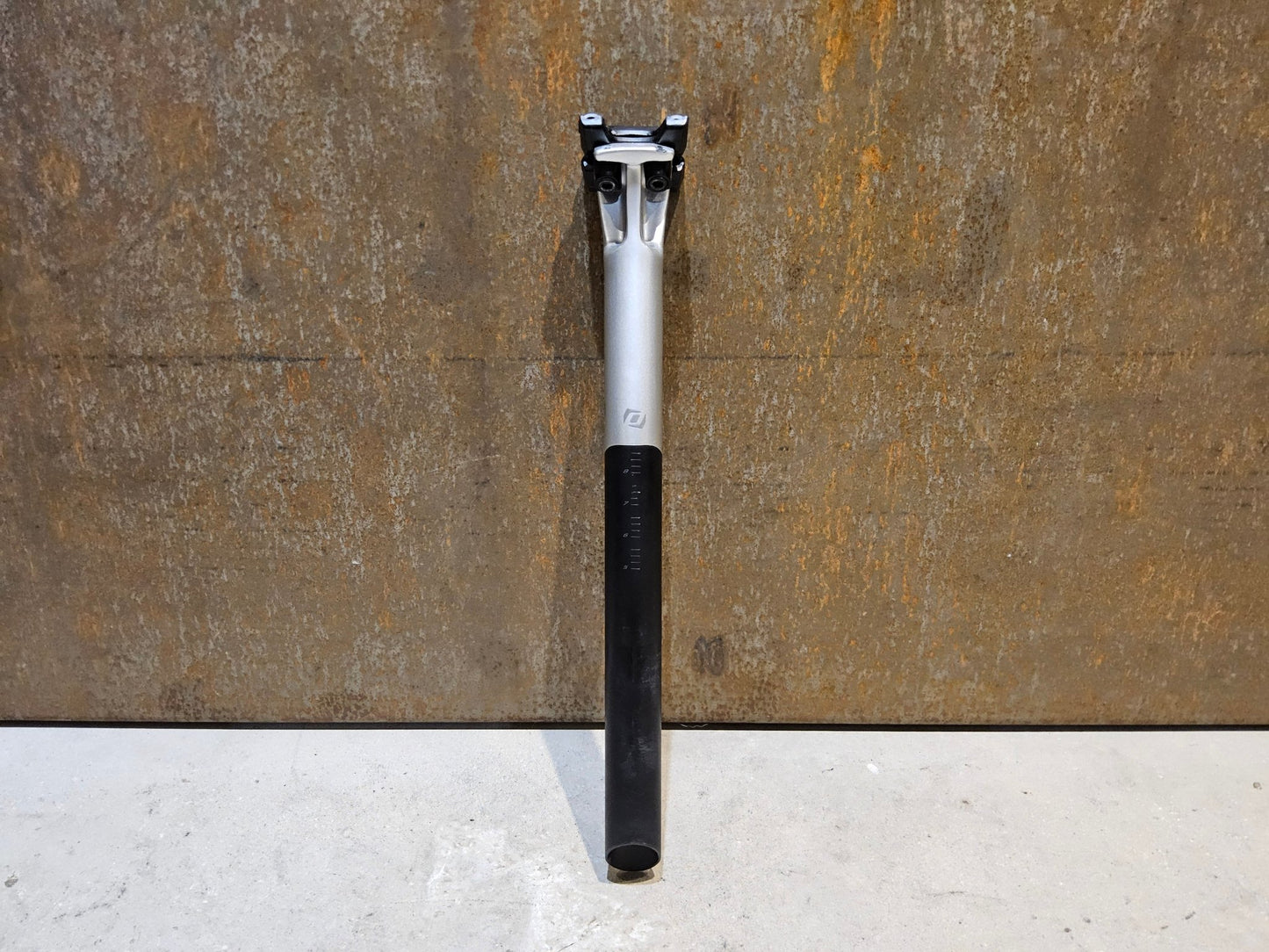 Sattelstütze von Syncros, SYNCROS DUNCAN SL N1NO SATTELSTÜTZE 10MM OFFSET 400MM vor USEDBIKES - OB.DE Hintergrund