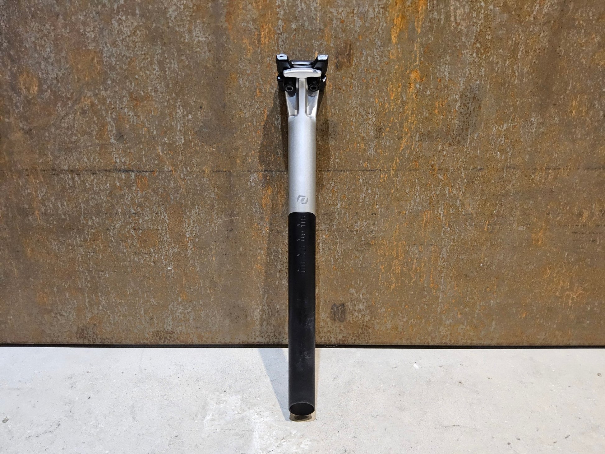 Sattelstütze von Syncros, SYNCROS DUNCAN SL N1NO SATTELSTÜTZE 10MM OFFSET 400MM vor USEDBIKES - OB.DE Hintergrund