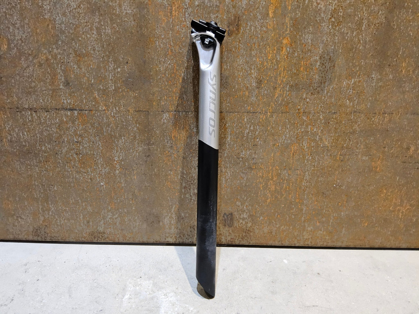 Sattelstütze von Syncros, SYNCROS DUNCAN SL N1NO SATTELSTÜTZE 10MM OFFSET 400MM vor USEDBIKES - OB.DE Hintergrund