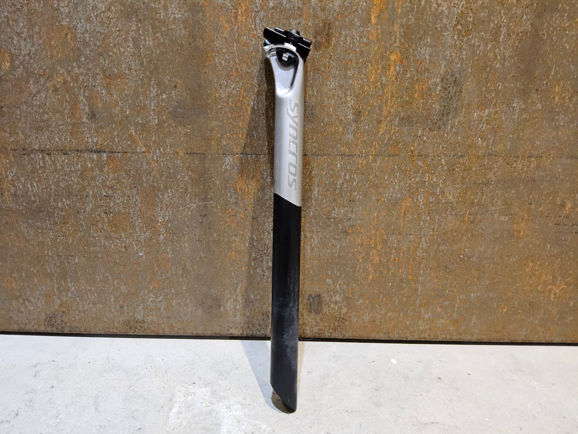 Sattelstütze von Syncros, SYNCROS DUNCAN SL N1NO SATTELSTÜTZE 10MM OFFSET 400MM vor USEDBIKES - OB.DE Hintergrund