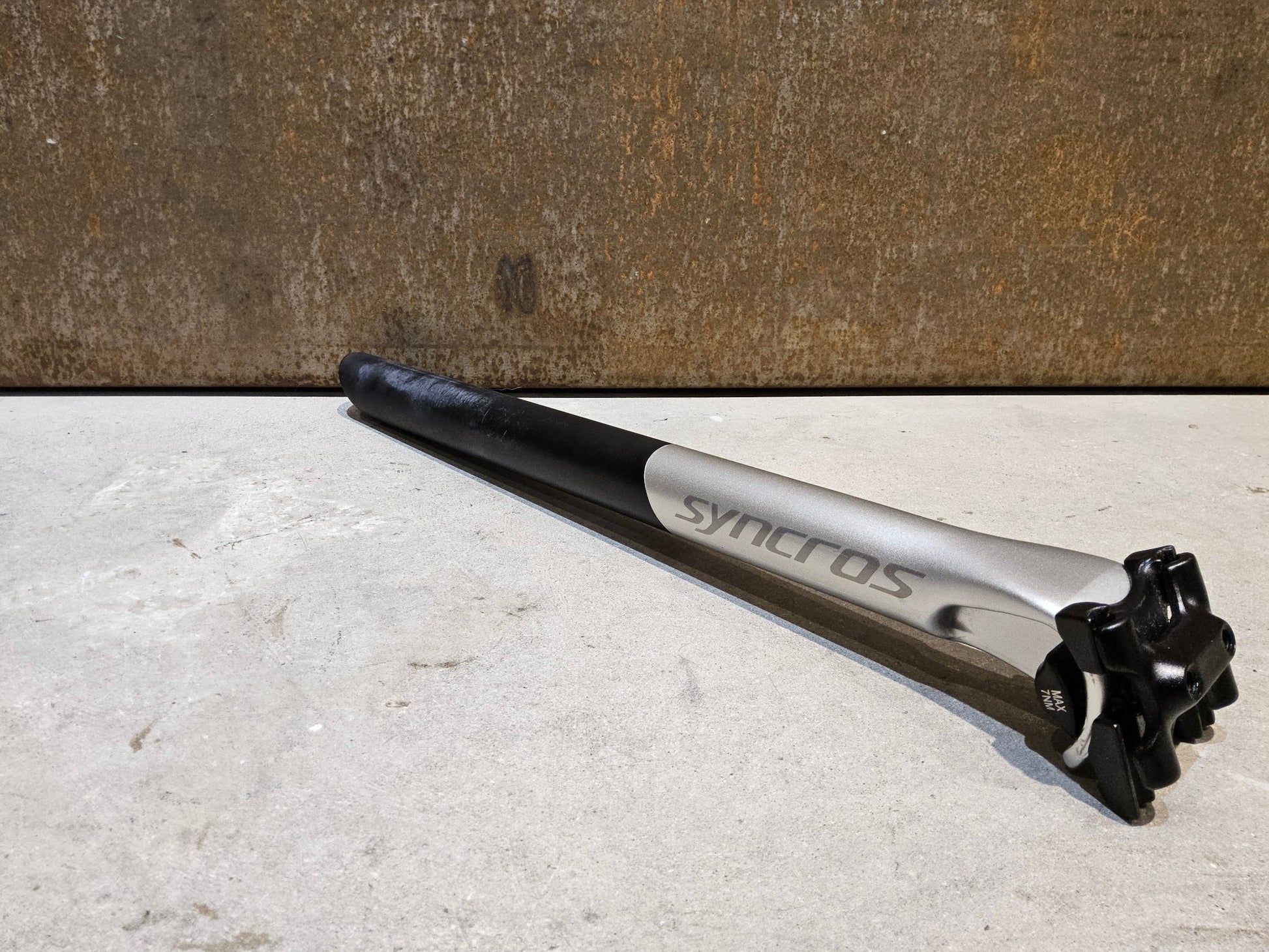 Sattelstütze von Syncros, SYNCROS DUNCAN SL N1NO SATTELSTÜTZE 10MM OFFSET 400MM vor USEDBIKES - OB.DE Hintergrund