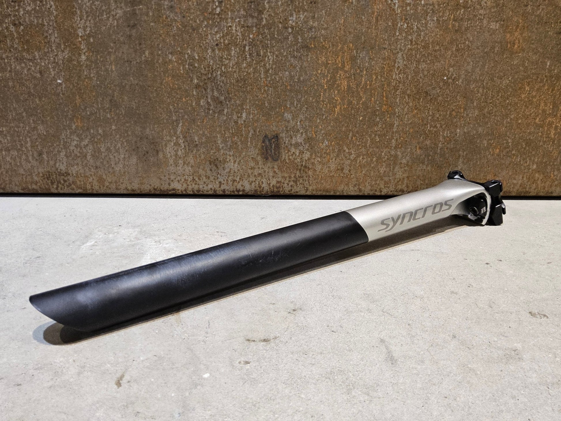 Sattelstütze von Syncros, SYNCROS DUNCAN SL N1NO SATTELSTÜTZE 10MM OFFSET 400MM vor USEDBIKES - OB.DE Hintergrund