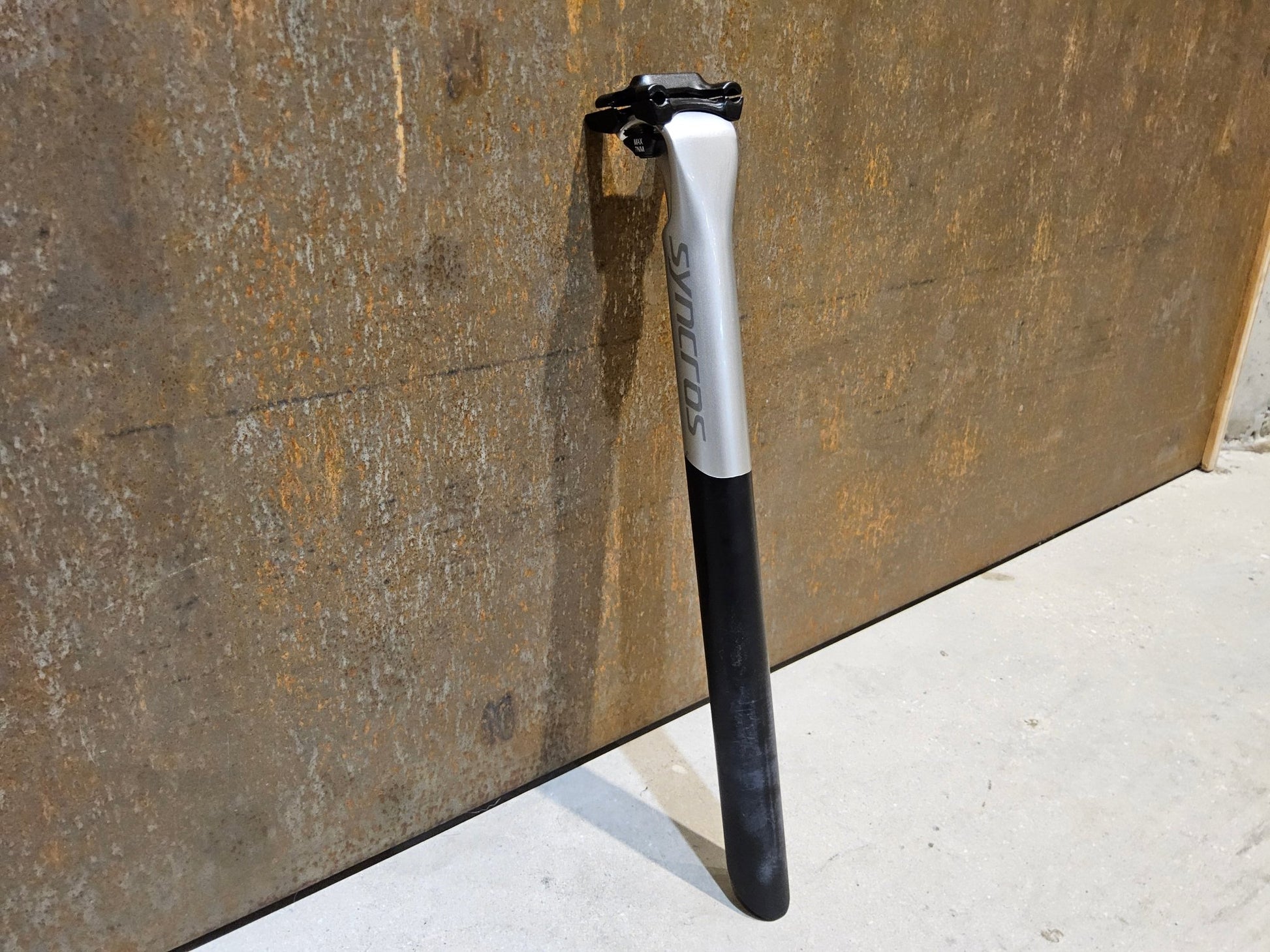 Sattelstütze von Syncros, SYNCROS DUNCAN SL N1NO SATTELSTÜTZE 10MM OFFSET 400MM vor USEDBIKES - OB.DE Hintergrund