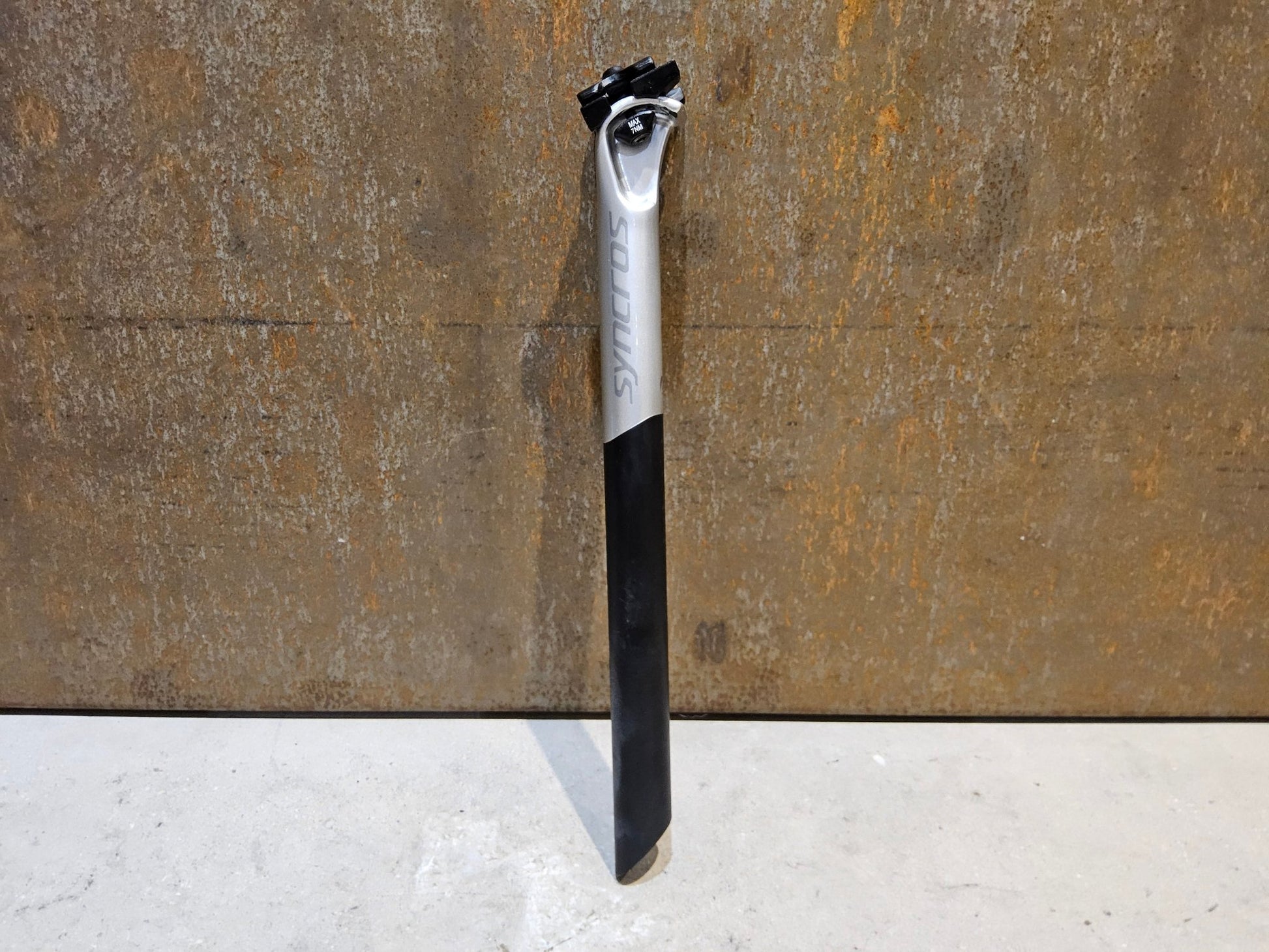 Sattelstütze von Syncros, SYNCROS DUNCAN SL N1NO SATTELSTÜTZE 10MM OFFSET 400MM vor USEDBIKES - OB.DE Hintergrund