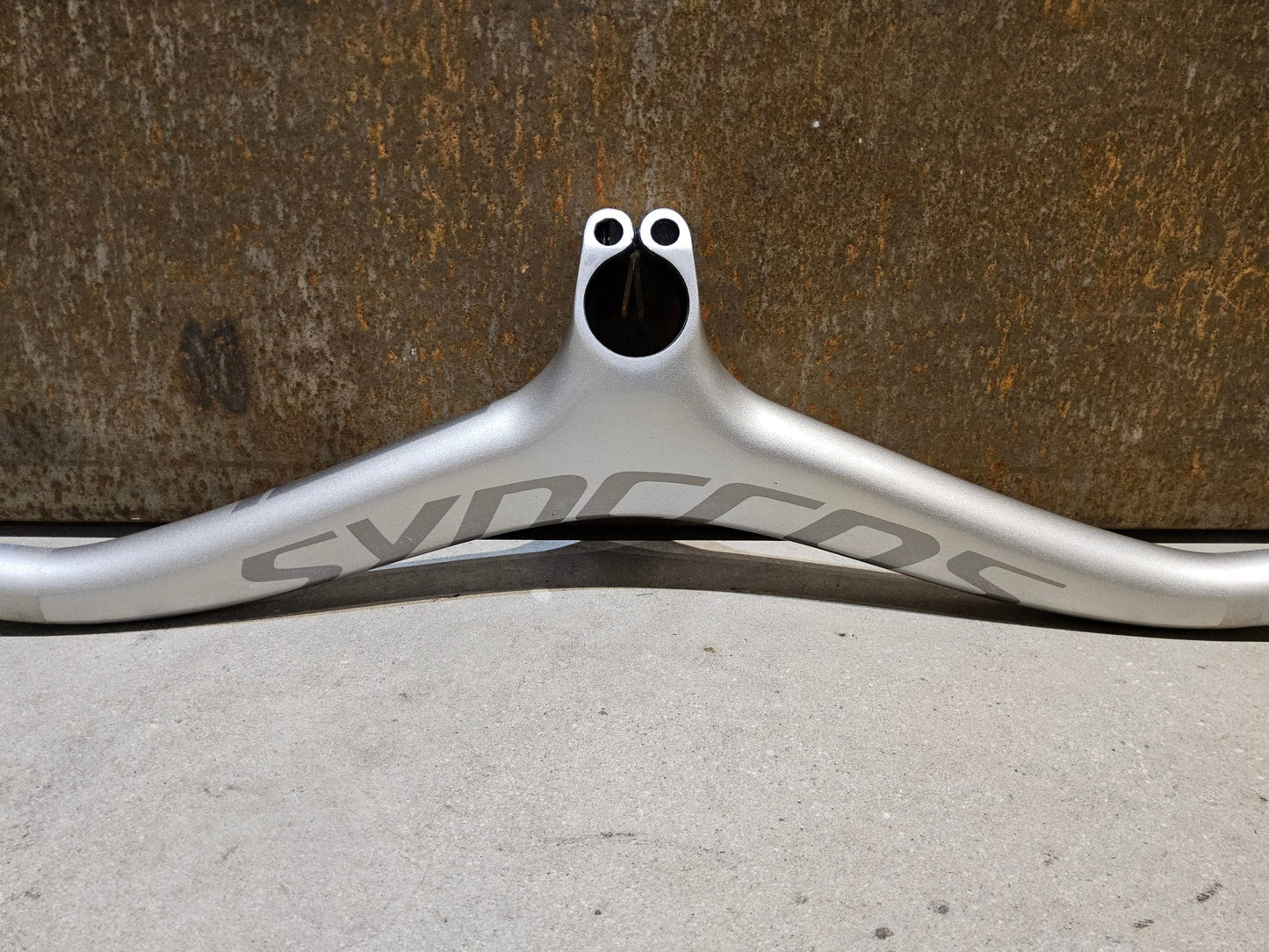 Lenker von Syncros, SYNCROS FRASER IC SL N1NO LENKER - / VORBAUEINHEIT 740 / 90MM vor USEDBIKES - OB.DE Hintergrund