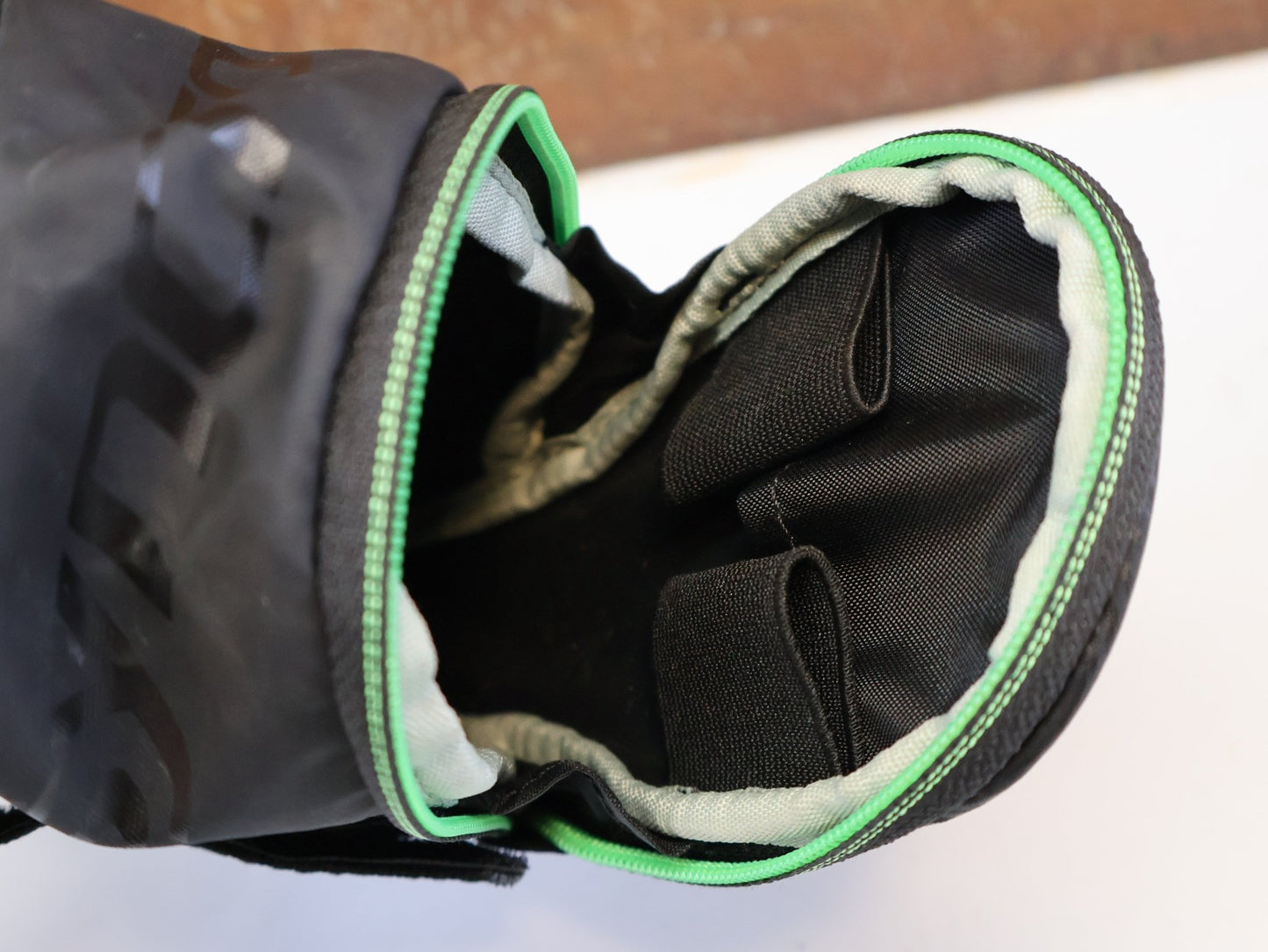 Taschen & Rucksäcke von Syncros, SYNCROS HIVOL 800 SATTELTASCHE / SCHWARZ / 0.8L / CORDURA / TREKKING & MTB vor USEDBIKES-OB.DE Hintergrund