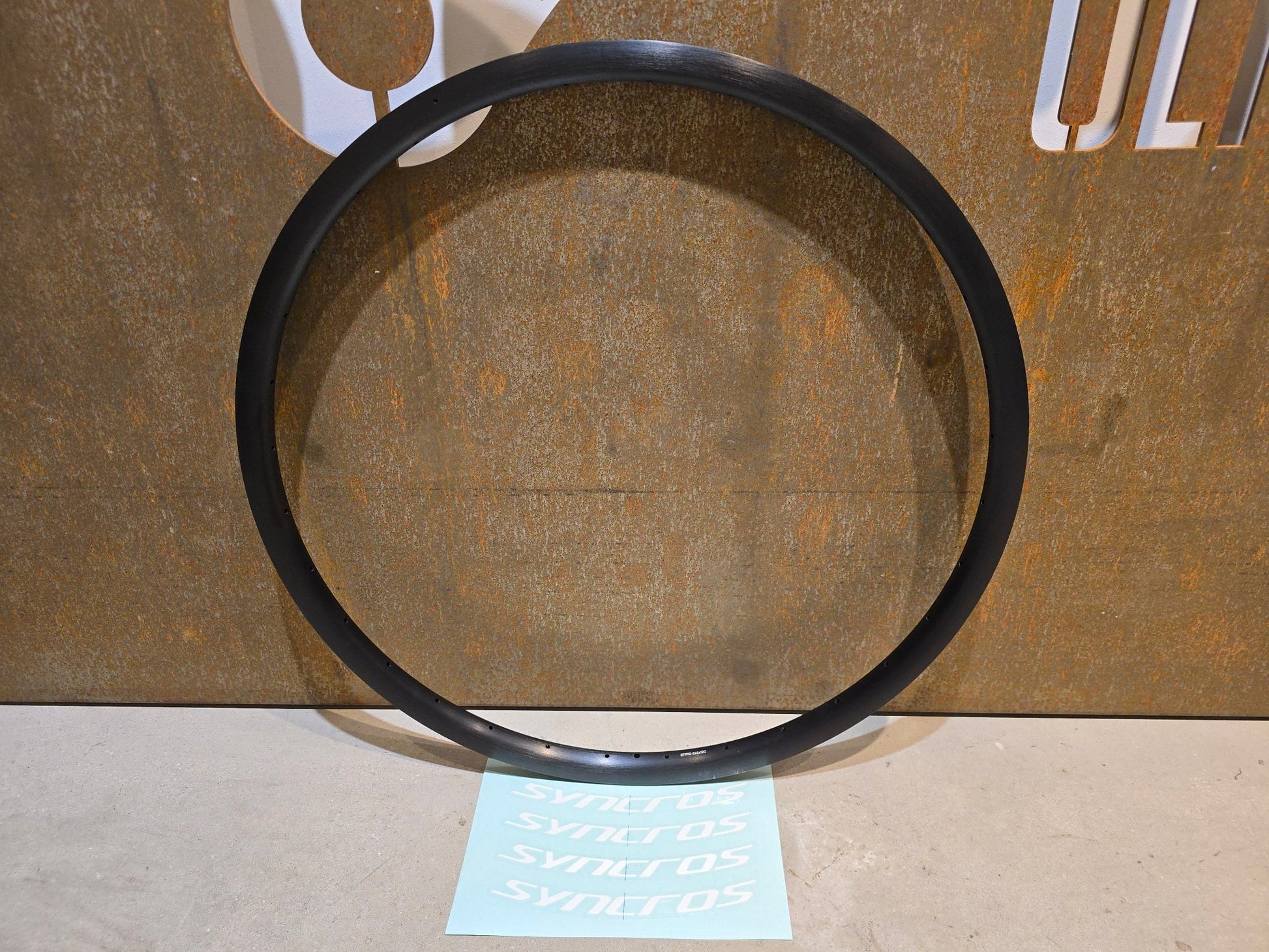 Laufrad/Laufradsatz von Syncros, SYNCROS RP 2.0 DISC FELGE 700C / 32 LOCH in variant_title vor USEDBIKES - OB.DE Hintergrund