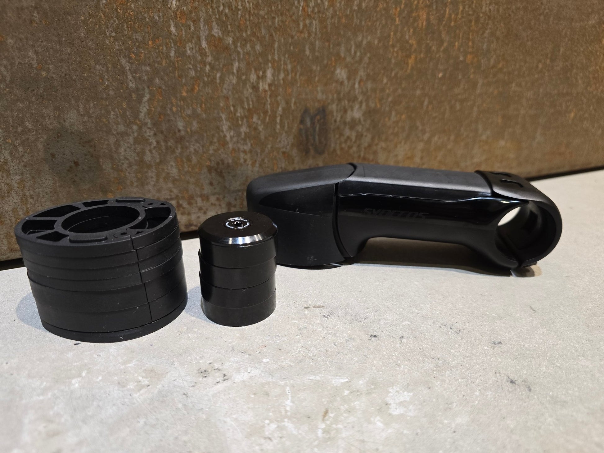 Vorbau von Syncros, SYNCROS RR 1.5 VORBAU 110 / 120MM / INKL. SPACER in variant_title vor USEDBIKES - OB.DE Hintergrund