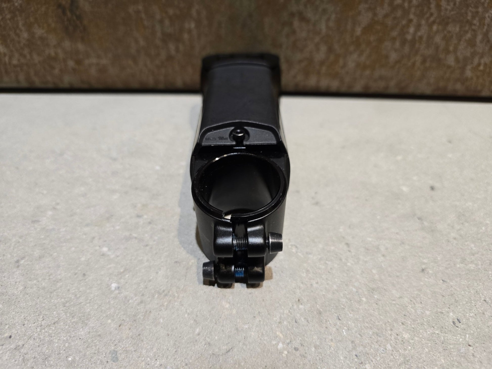 Vorbau von Syncros, SYNCROS RR 1.5 VORBAU 110 / 120MM / INKL. SPACER in variant_title vor USEDBIKES - OB.DE Hintergrund