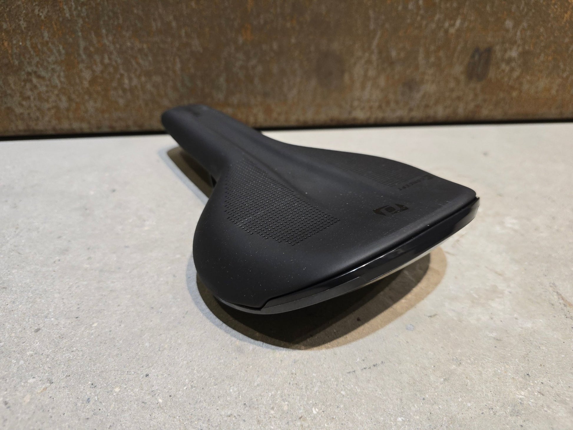 Sattel von Syncros, SYNCROS TOFINO E 2.0 CHANNEL SATTEL / SCHWARZ / M/L in variant_title vor USEDBIKES - OB.DE Hintergrund