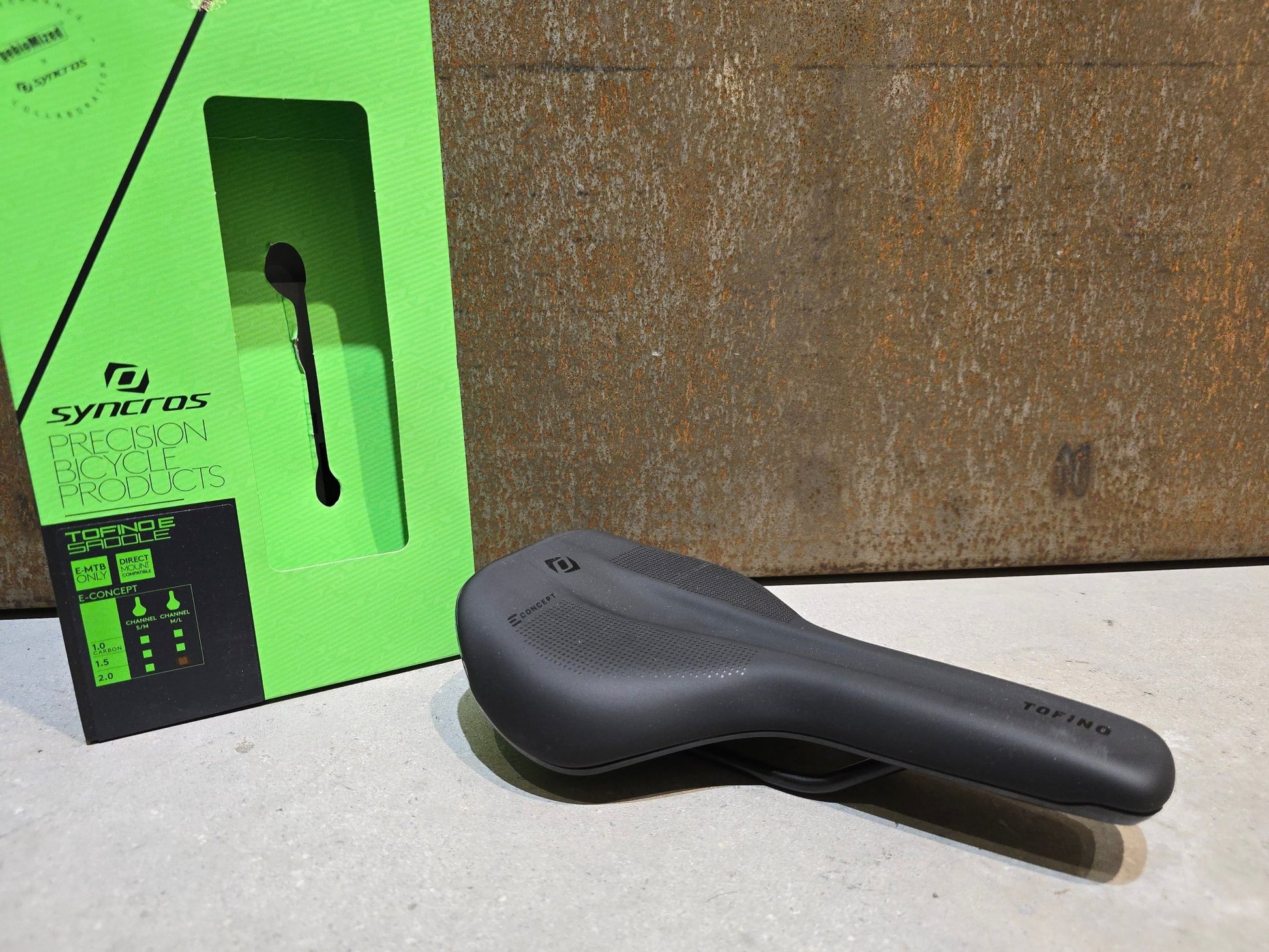 Sattel von Syncros, SYNCROS TOFINO E 2.0 CHANNEL SATTEL / SCHWARZ / M/L in variant_title vor USEDBIKES - OB.DE Hintergrund