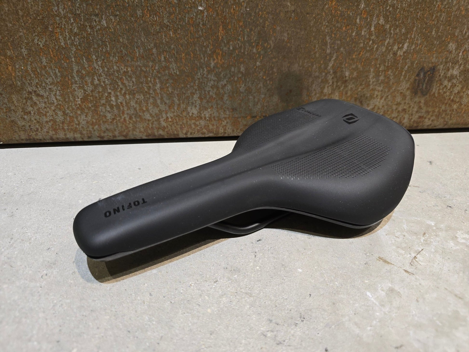 Sattel von Syncros, SYNCROS TOFINO E 2.0 CHANNEL SATTEL / SCHWARZ / M/L in variant_title vor USEDBIKES - OB.DE Hintergrund