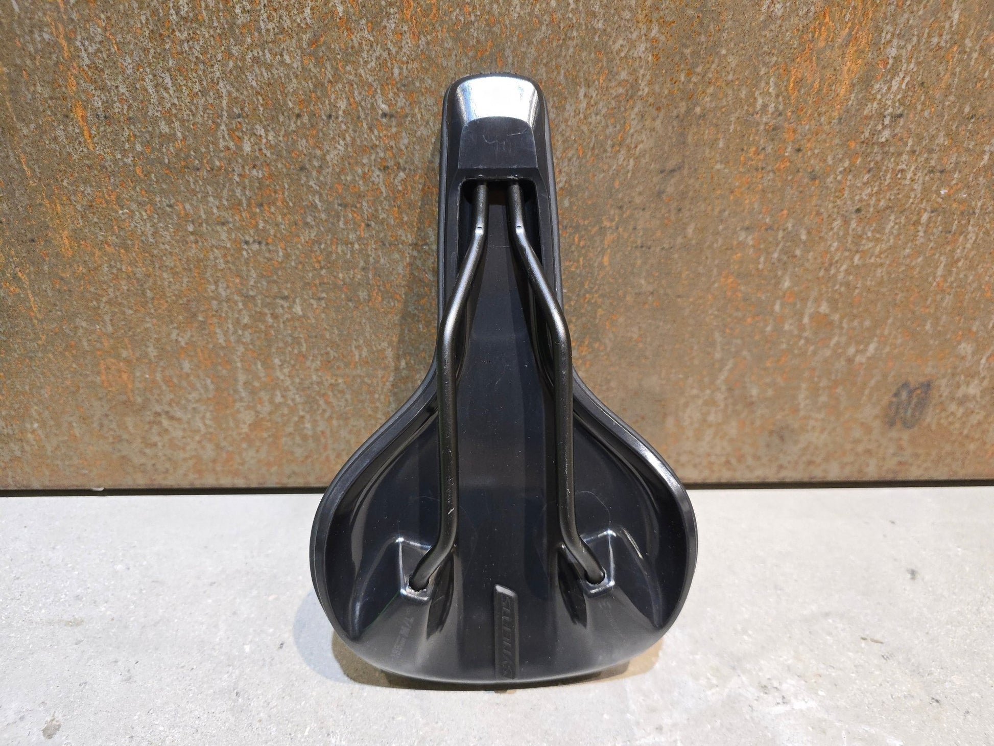 Sattel von Syncros, SYNCROS TOFINO E 2.0 CHANNEL SATTEL / SCHWARZ / M/L in variant_title vor USEDBIKES - OB.DE Hintergrund