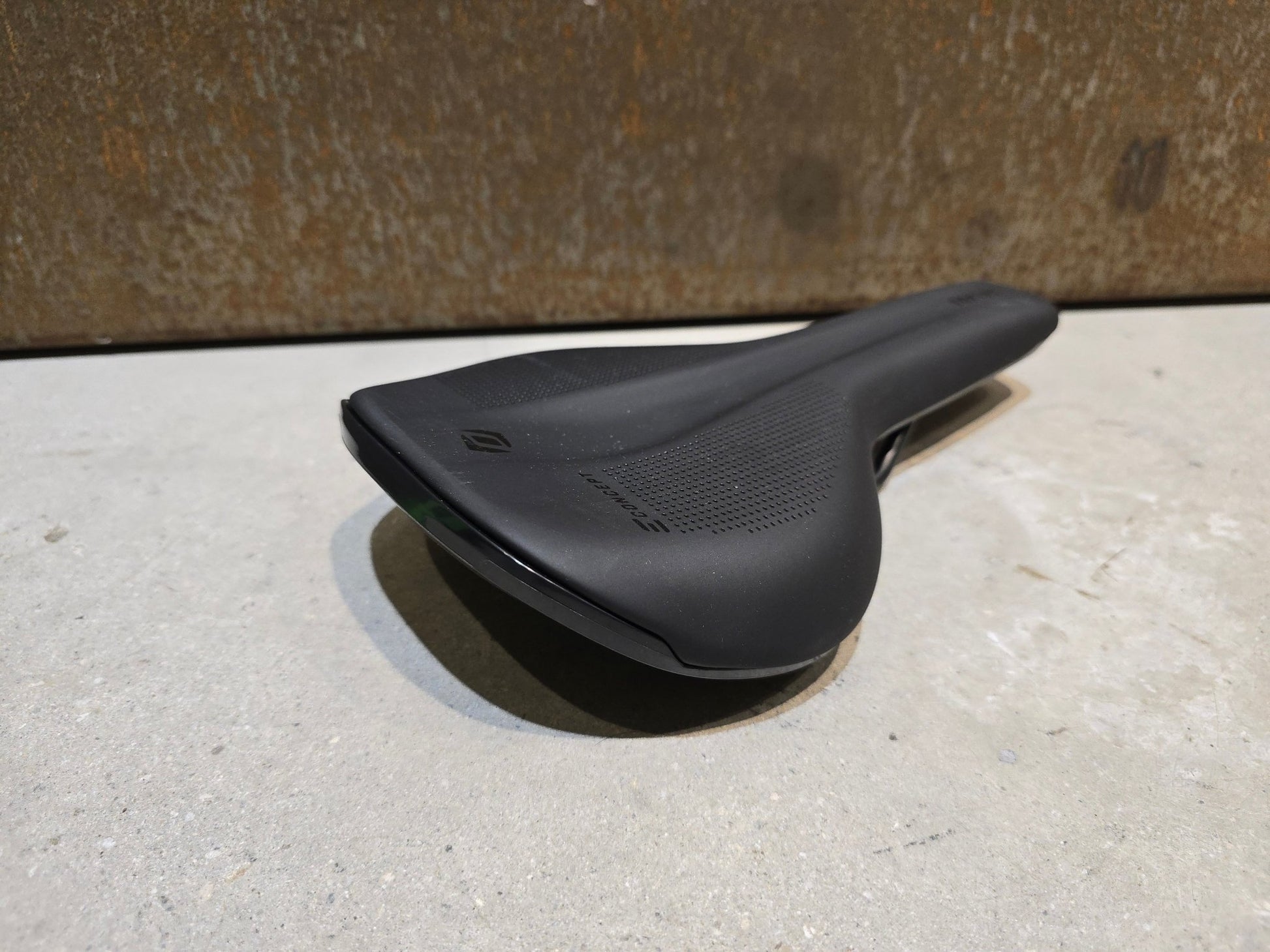 Sattel von Syncros, SYNCROS TOFINO E 2.0 CHANNEL SATTEL / SCHWARZ / M/L in variant_title vor USEDBIKES - OB.DE Hintergrund