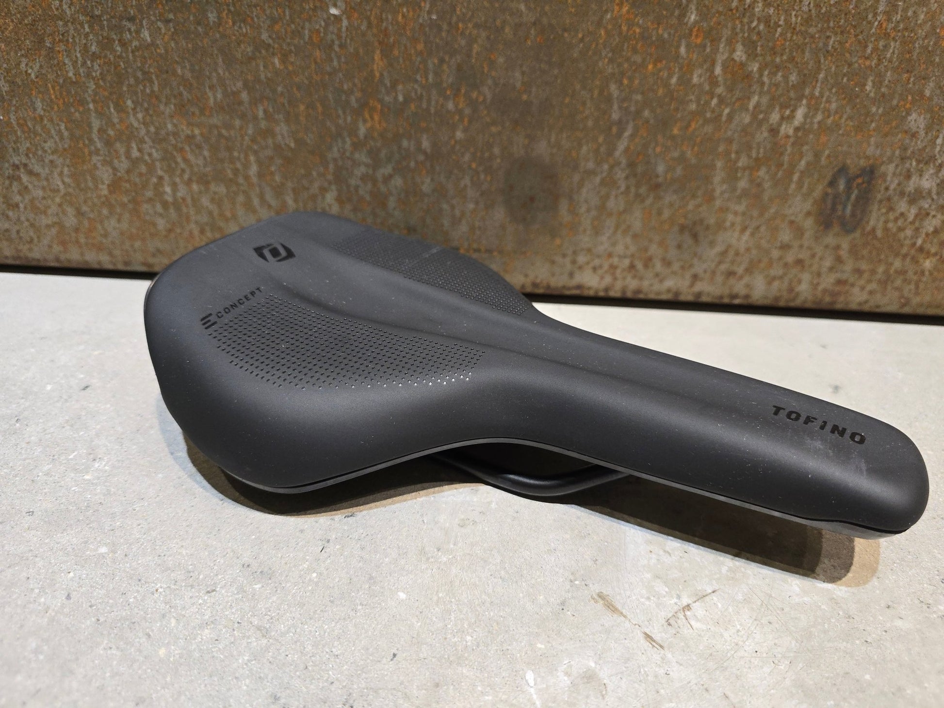 Sattel von Syncros, SYNCROS TOFINO E 2.0 CHANNEL SATTEL / SCHWARZ / M/L in variant_title vor USEDBIKES - OB.DE Hintergrund