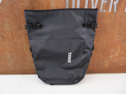 Taschen & Rucksäcke von Thule, THULE SHIELD PANNIER LARGE 25L EINZELTASCHE SCHWARZ vor USEDBIKES-OB.DE Hintergrund