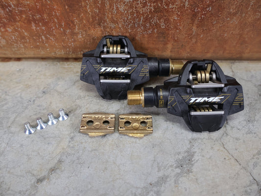 Pedale von Time, TIME ATAC XC 12 TITANIUM CARBON PEDALE – 239 G – SCHWARZ/GOLD vor USEDBIKES - OB.DE Hintergrund