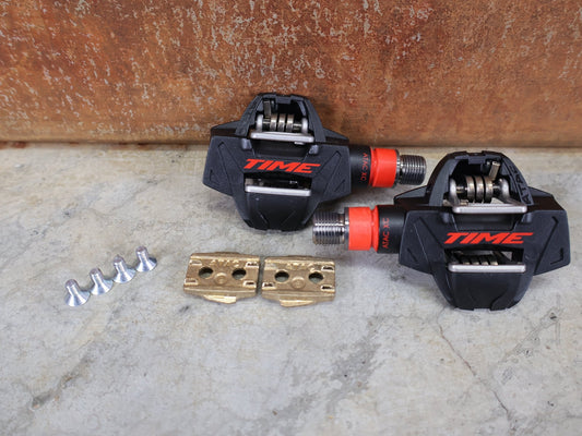 Pedale von Time, TIME ATAC XC 12 TITANIUM CARBON PEDALE – 248 G – SCHWARZ/ROT vor USEDBIKES - OB.DE Hintergrund