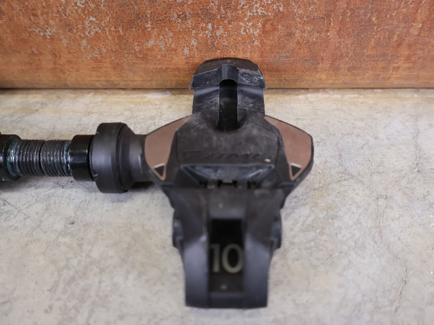 Pedale von Time, TIME XPRO 10 PEDALE – CARBON – PEDAL CENTER 57 MM – ICLIC vor USEDBIKES - OB.DE Hintergrund