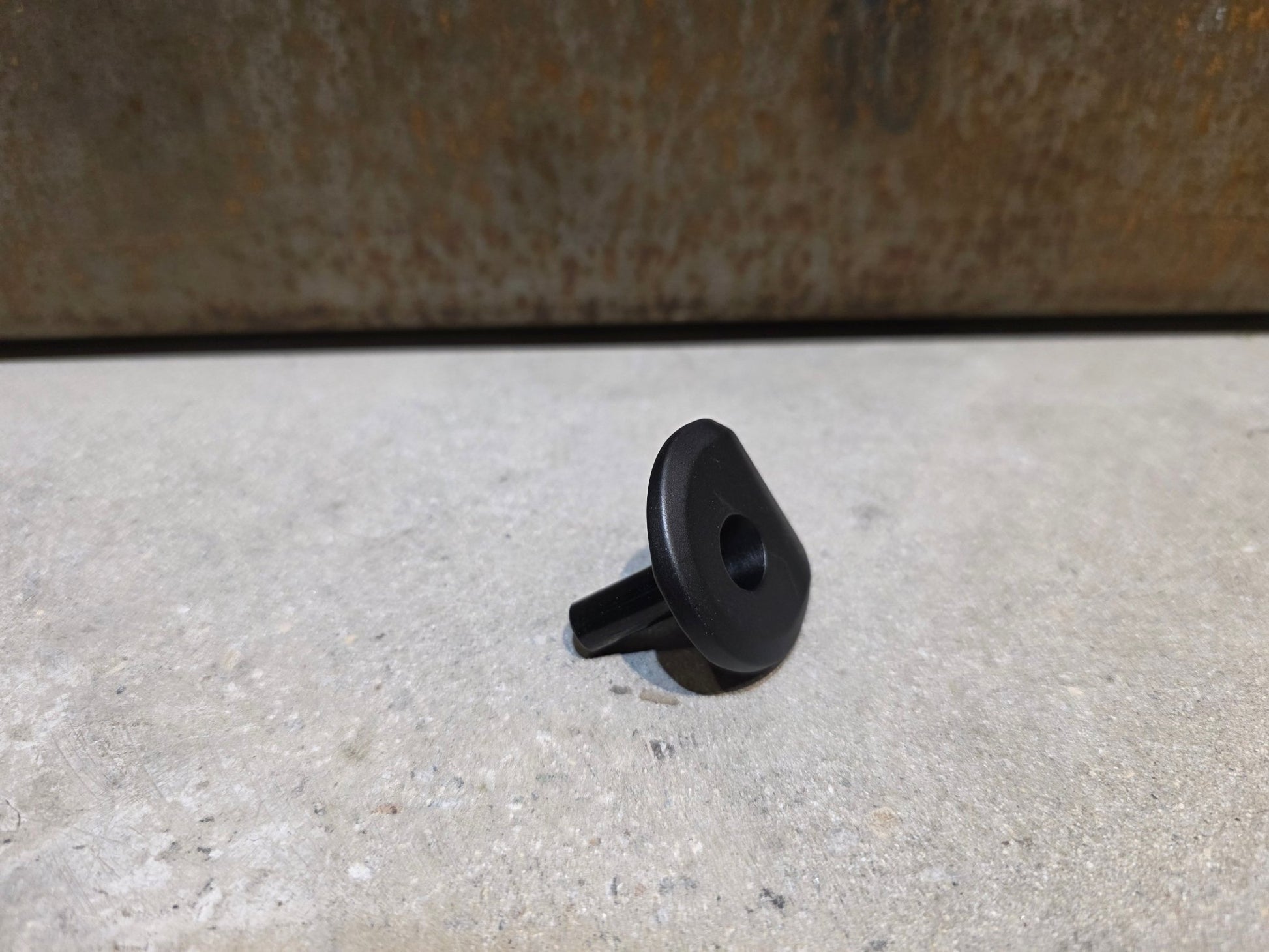 Zubehör von Trek, TREK 2 - BOLT SATTELSTÜTZEN SATTEL KLEMMBACKEN / W5256105 / 7 X 9MM vor USEDBIKES - OB.DE Hintergrund