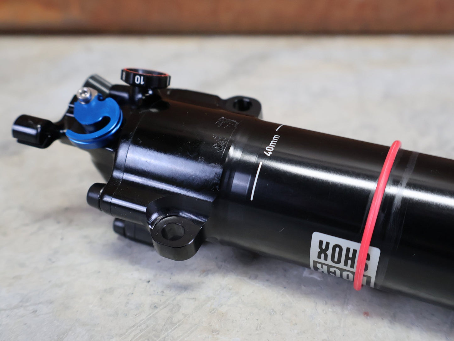 Federgabel & Dämpfer von Rock Shox, TREK 2024 SUPERCALIBER SIDLUXE ISOSTRUT BY ROCK SHOX / TEAMTYPE vor USEDBIKES - OB.DE Hintergrund