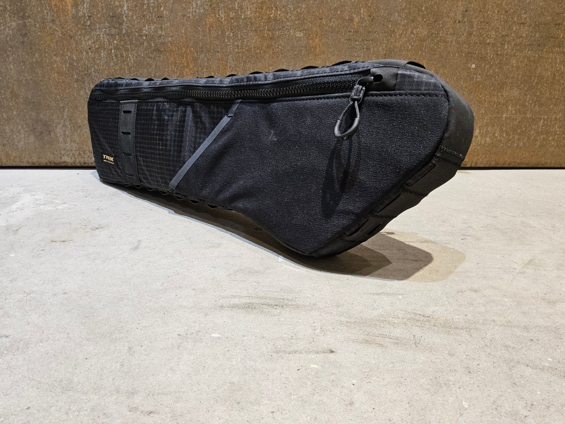 Taschen & Rucksäcke von Trek, TREK ADVENTURE FRAMEBAG RAHMENTASCHE / 2.6 LITER vor USEDBIKES - OB.DE Hintergrund