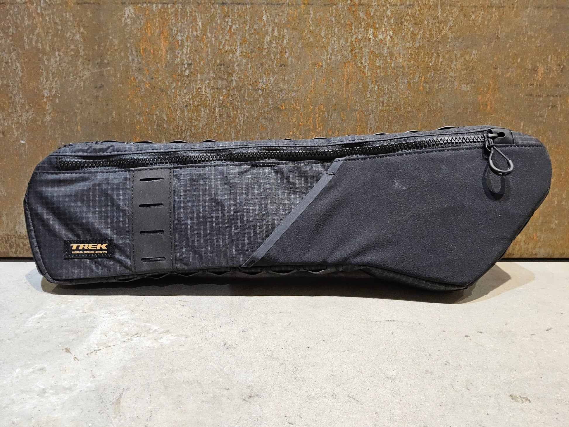 Taschen & Rucksäcke von Trek, TREK ADVENTURE FRAMEBAG RAHMENTASCHE / 2.6 LITER vor USEDBIKES - OB.DE Hintergrund