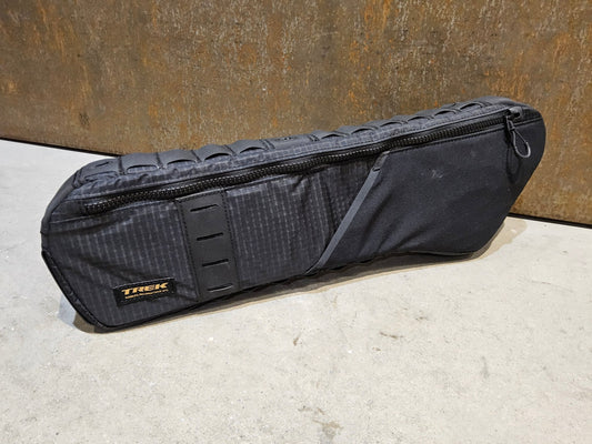 Taschen & Rucksäcke von Trek, TREK ADVENTURE FRAMEBAG RAHMENTASCHE / 2.6 LITER vor USEDBIKES - OB.DE Hintergrund