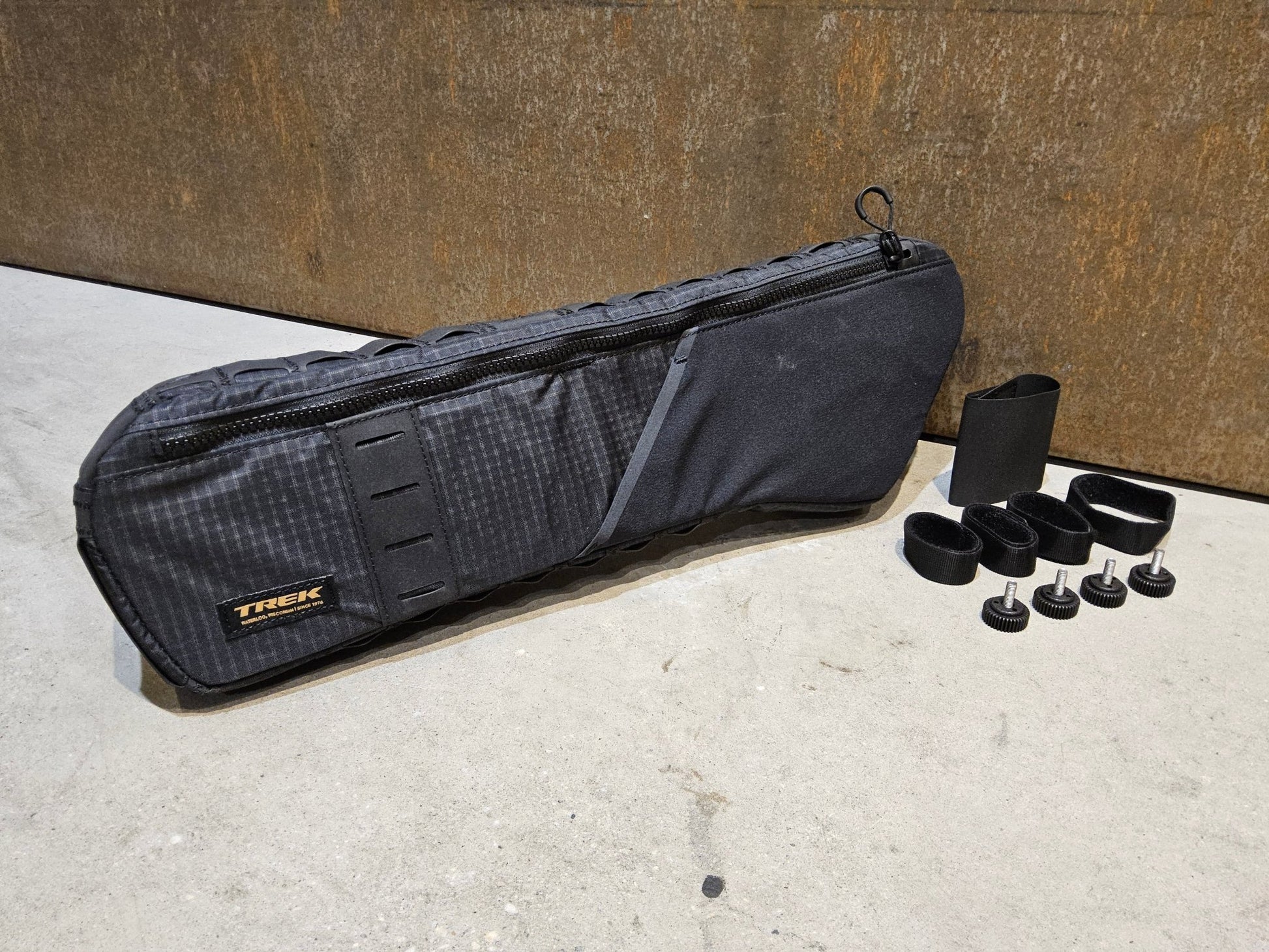 Taschen & Rucksäcke von Trek, TREK ADVENTURE FRAMEBAG RAHMENTASCHE / 2.6 LITER vor USEDBIKES - OB.DE Hintergrund