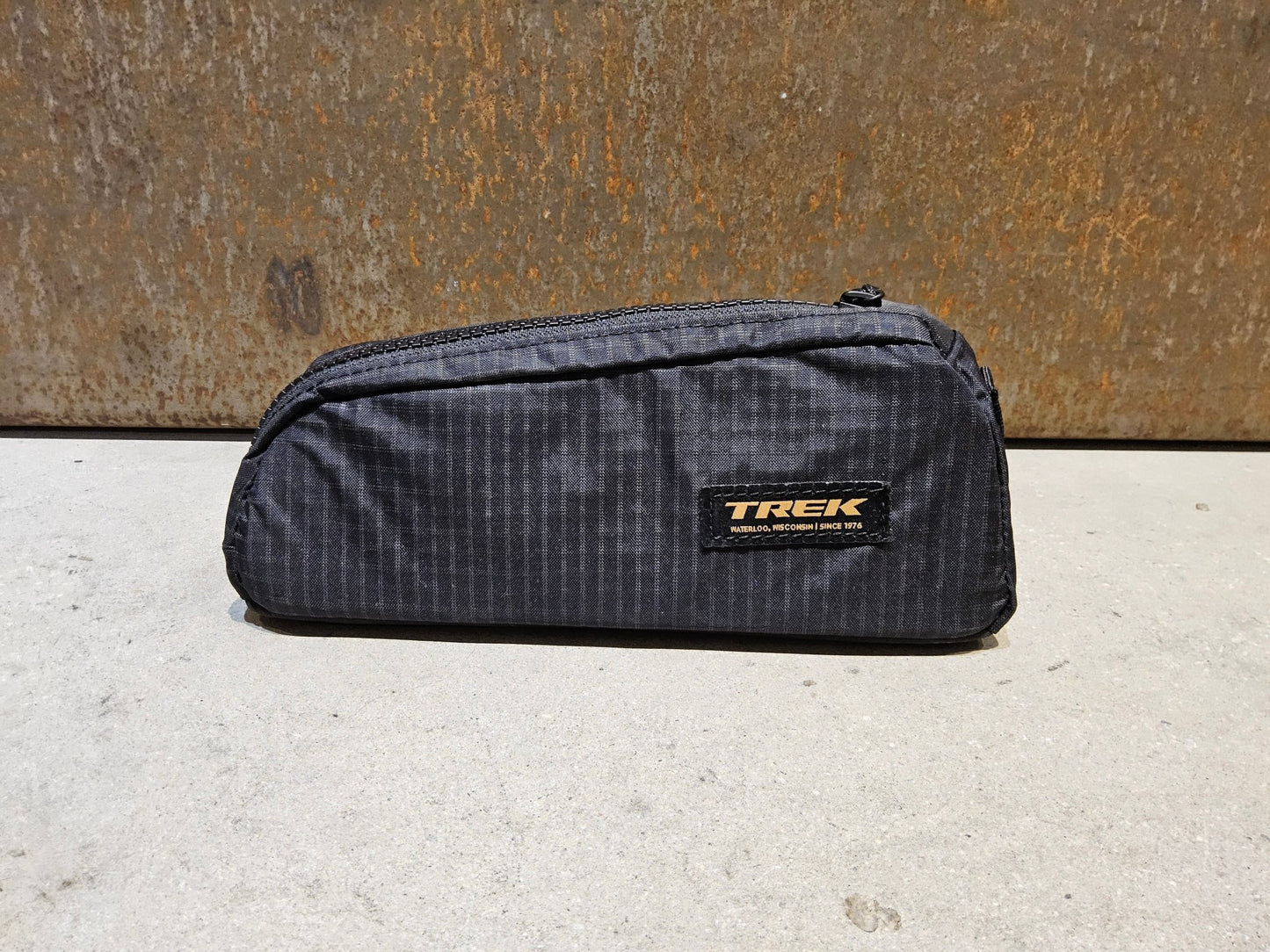 Taschen & Rucksäcke von Trek, TREK ADVENTURE TOPTUBE OBERROHRTASCHE / 0.8 LITER vor USEDBIKES - OB.DE Hintergrund