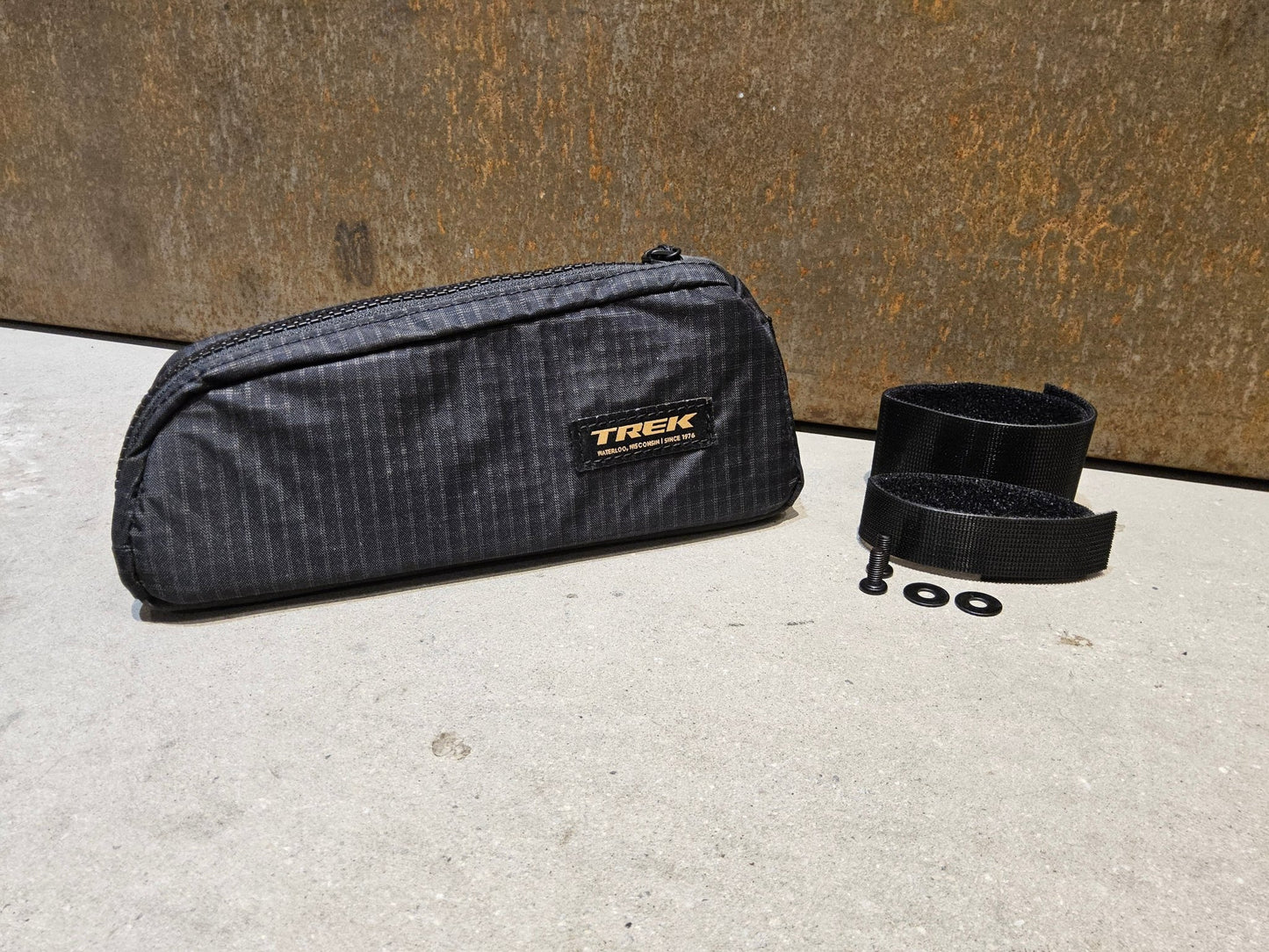 Taschen & Rucksäcke von Trek, TREK ADVENTURE TOPTUBE OBERROHRTASCHE / 0.8 LITER vor USEDBIKES - OB.DE Hintergrund