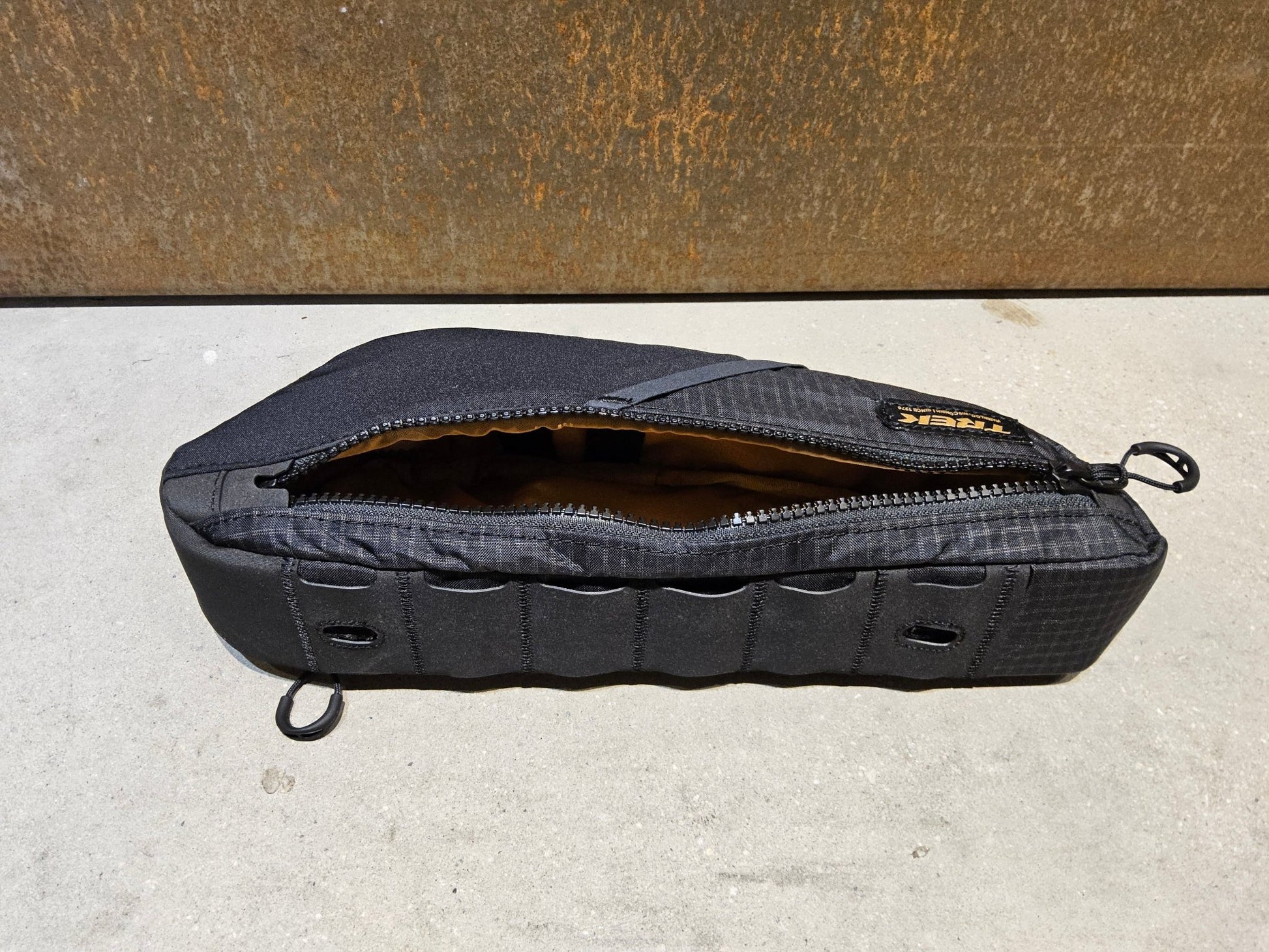 Taschen & Rucksäcke von Trek, TREK ADVENTURE TRIANGLE RAHMENTASCHE / 1 LITER vor USEDBIKES - OB.DE Hintergrund