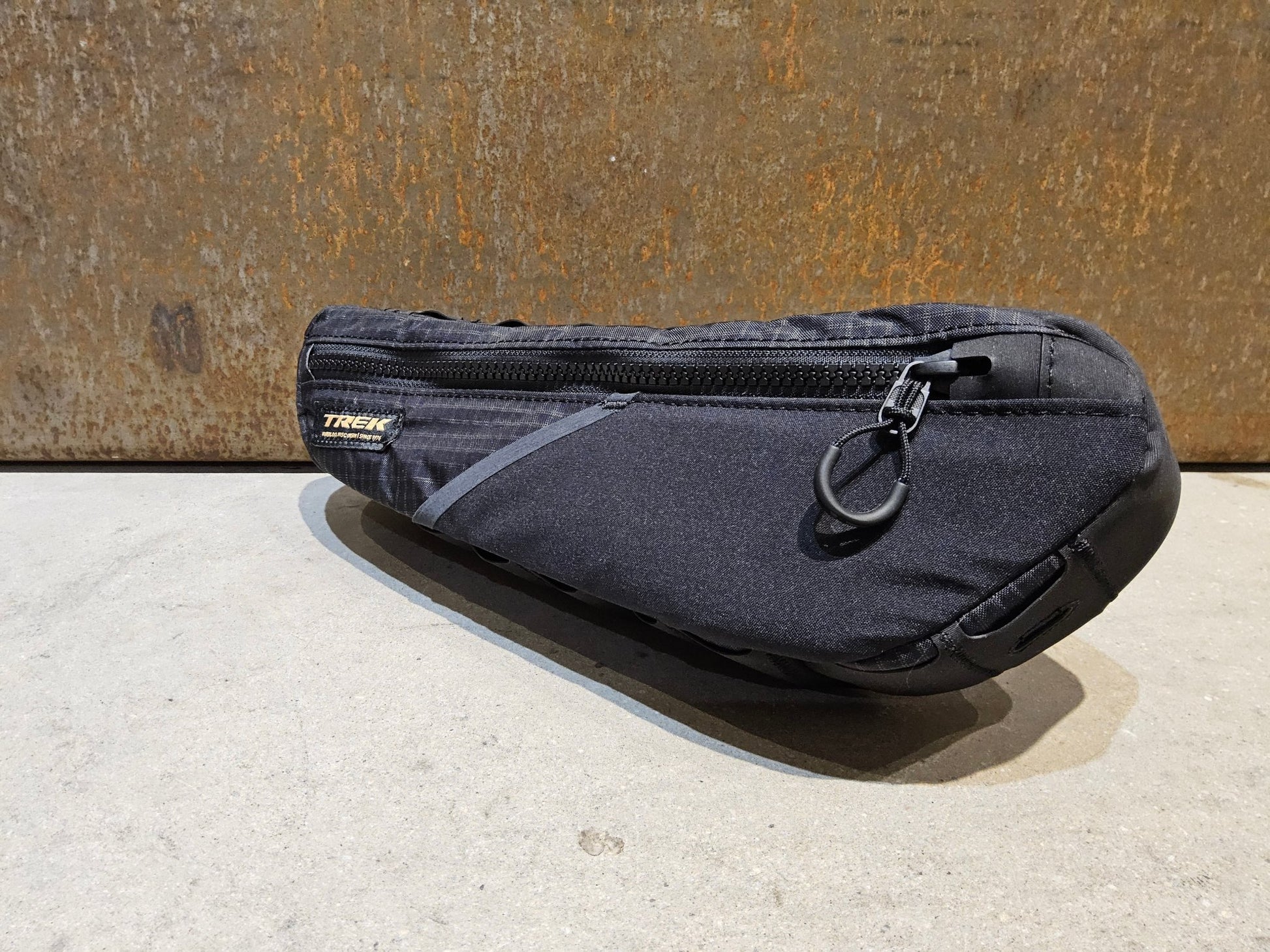 Taschen & Rucksäcke von Trek, TREK ADVENTURE TRIANGLE RAHMENTASCHE / 1 LITER vor USEDBIKES - OB.DE Hintergrund