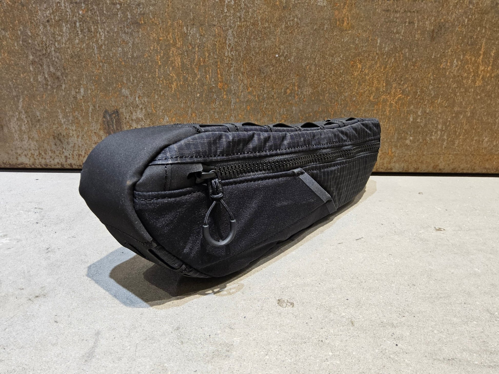 Taschen & Rucksäcke von Trek, TREK ADVENTURE TRIANGLE RAHMENTASCHE / 1 LITER vor USEDBIKES - OB.DE Hintergrund