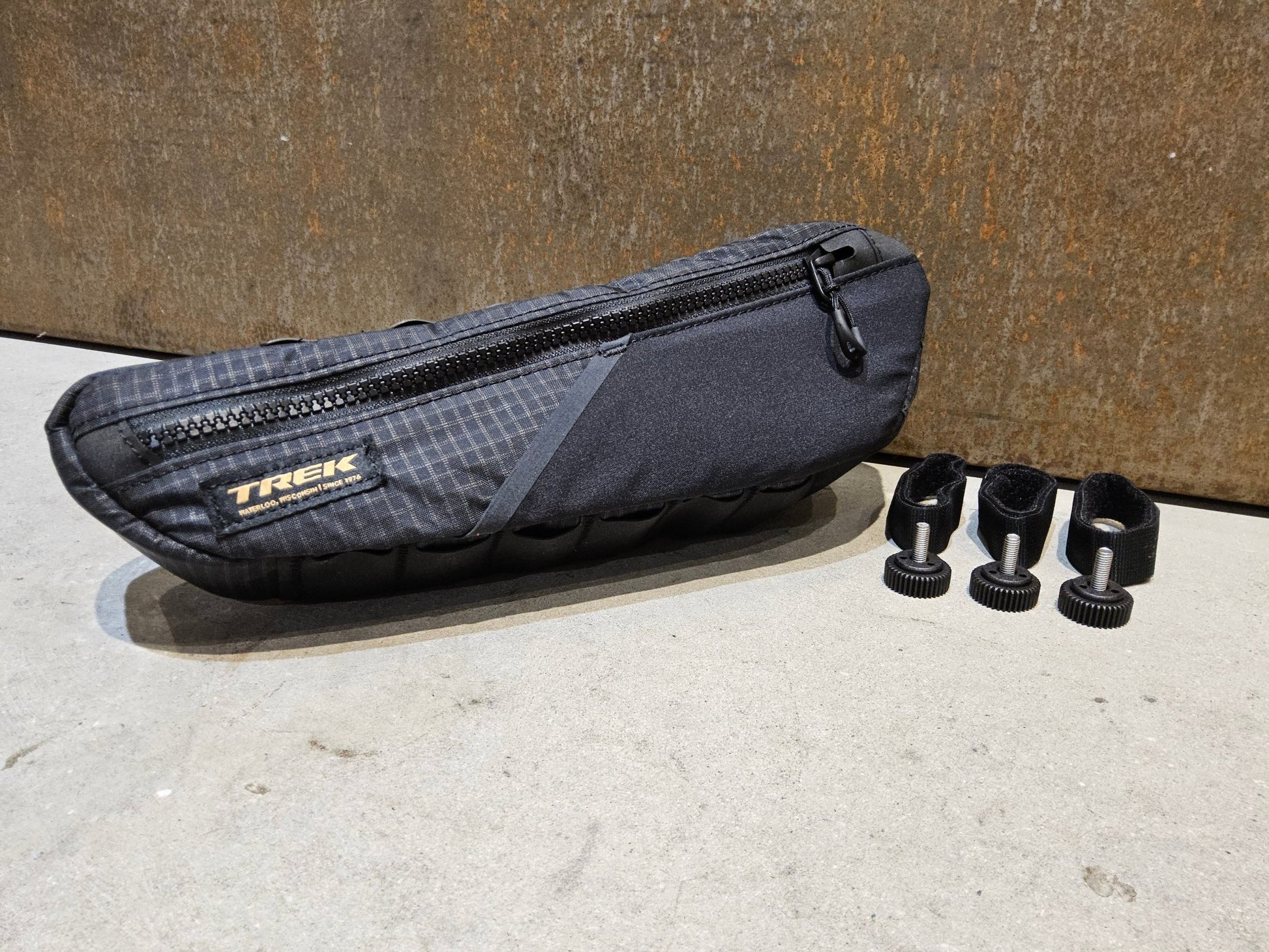 Taschen & Rucksäcke von Trek, TREK ADVENTURE TRIANGLE RAHMENTASCHE / 1 LITER vor USEDBIKES - OB.DE Hintergrund