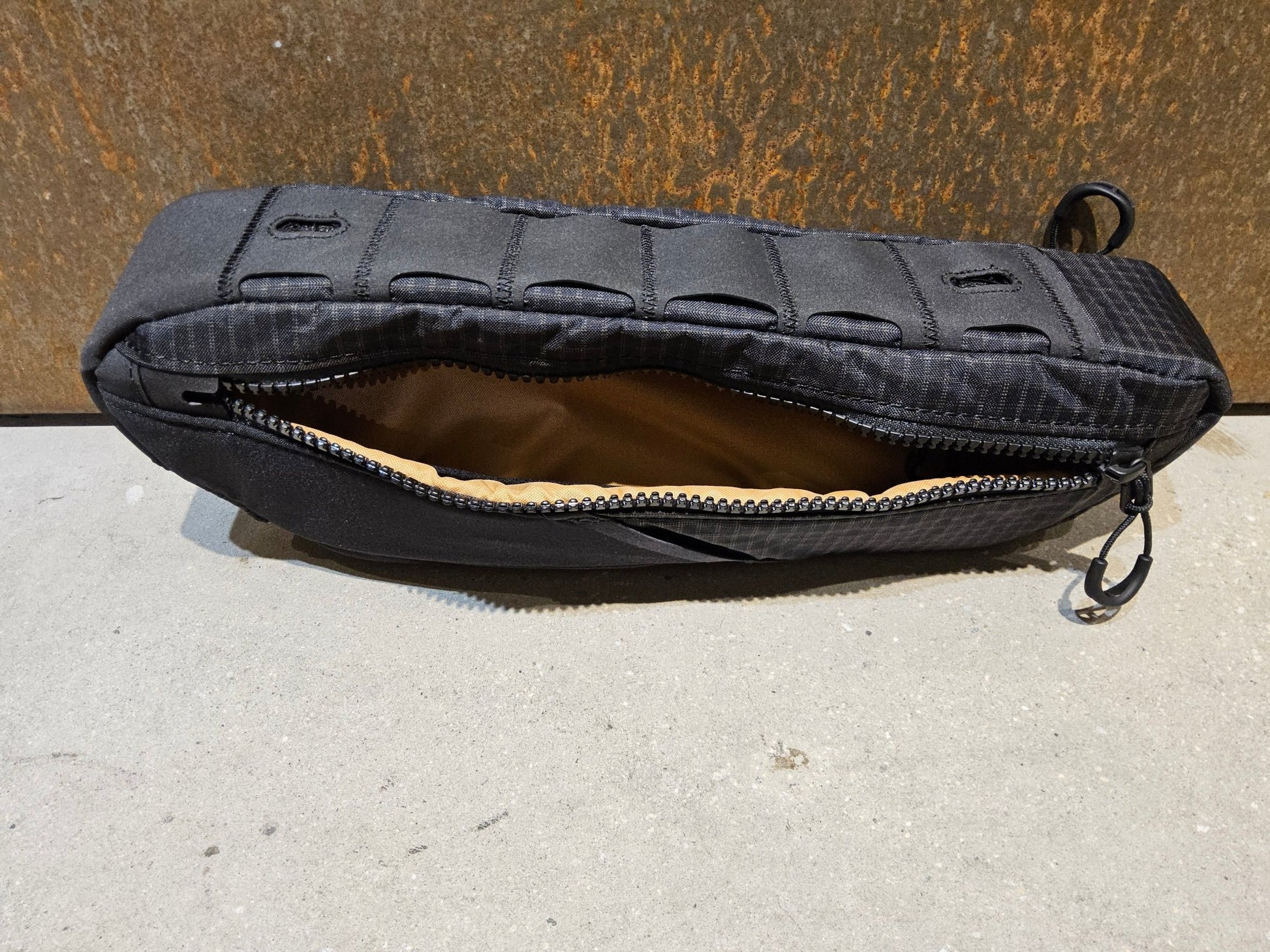 Taschen & Rucksäcke von Trek, TREK ADVENTURE TRIANGLE RAHMENTASCHE / 1 LITER vor USEDBIKES - OB.DE Hintergrund