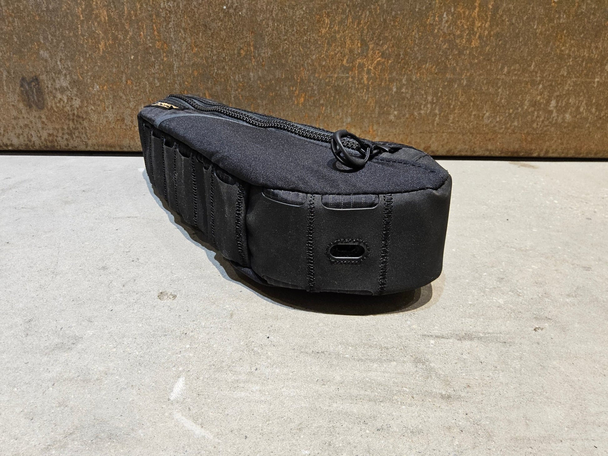 Taschen & Rucksäcke von Trek, TREK ADVENTURE TRIANGLE RAHMENTASCHE / 1 LITER vor USEDBIKES - OB.DE Hintergrund