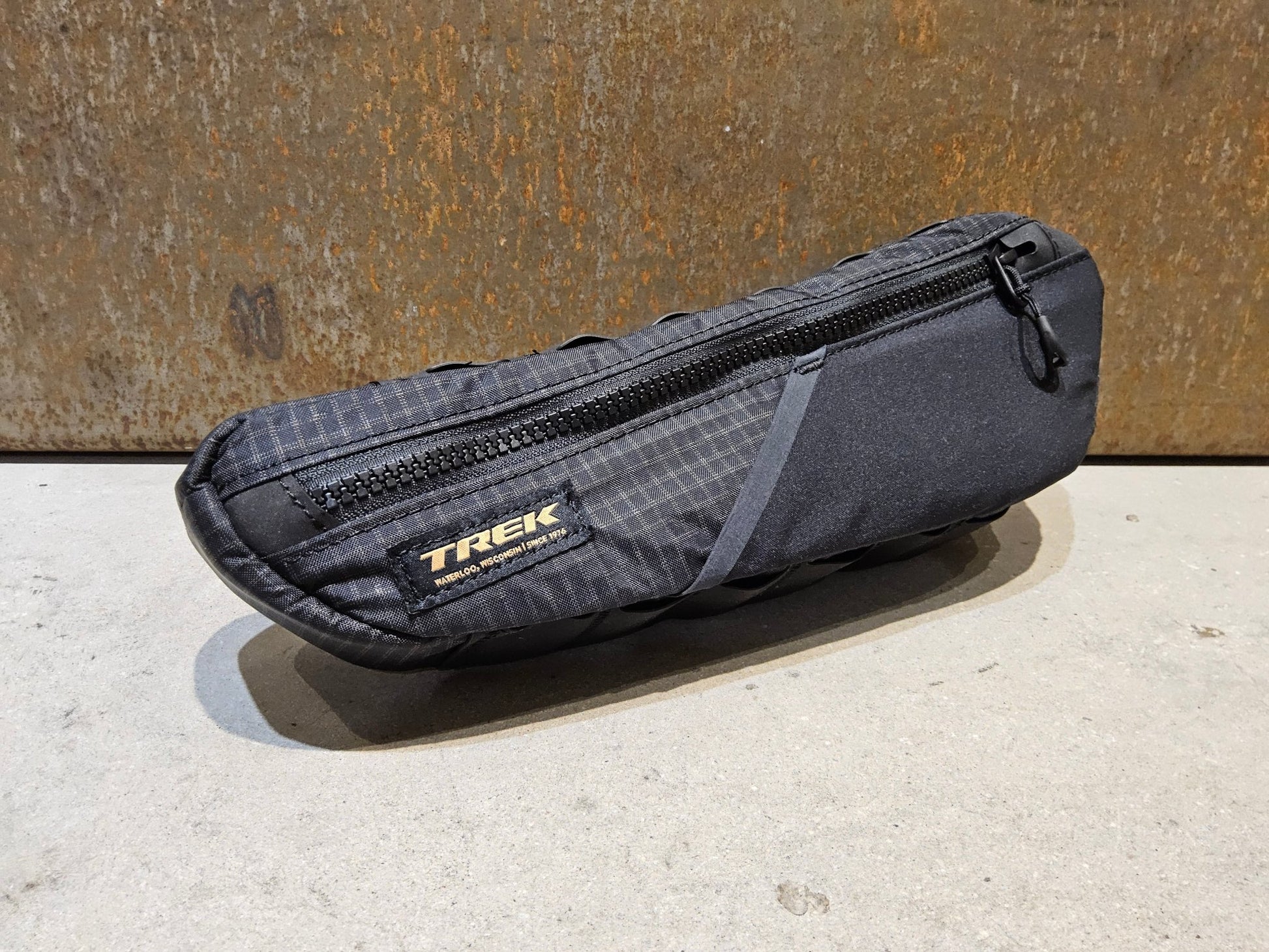 Taschen & Rucksäcke von Trek, TREK ADVENTURE TRIANGLE RAHMENTASCHE / 1 LITER vor USEDBIKES - OB.DE Hintergrund