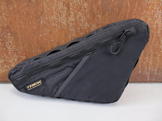 Taschen & Rucksäcke von Trek, TREK ADVENTURE TRIANGLE RAHMENTASCHE / 1,3 L / ULTRAGRID RIPSTOP / WASSERBESTÄNDIG vor USEDBIKES - OB.DE Hintergrund