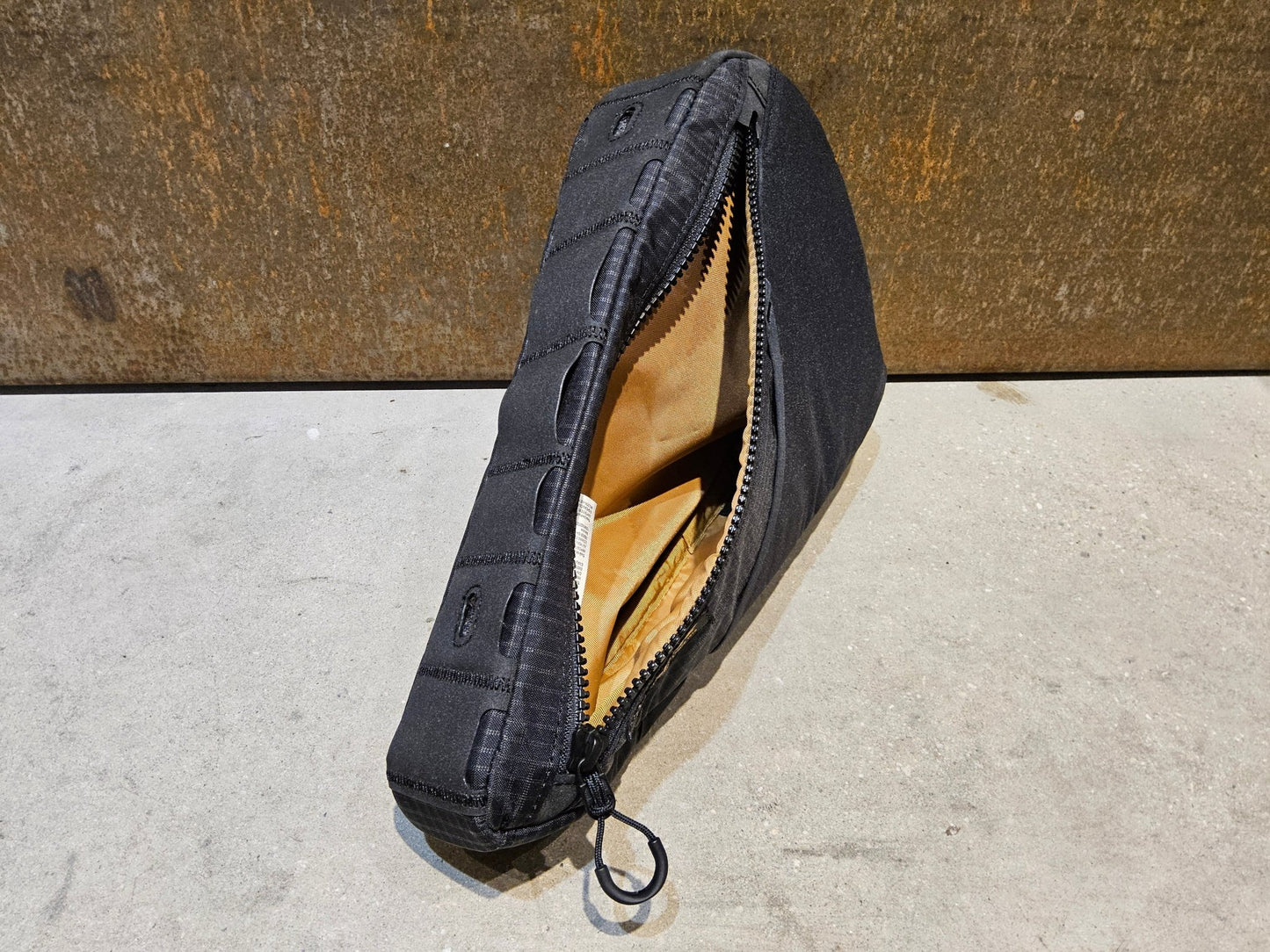 Taschen & Rucksäcke von Trek, TREK ADVENTURE TRIANGLE RAHMENTASCHE / 1.6 LITER vor USEDBIKES - OB.DE Hintergrund