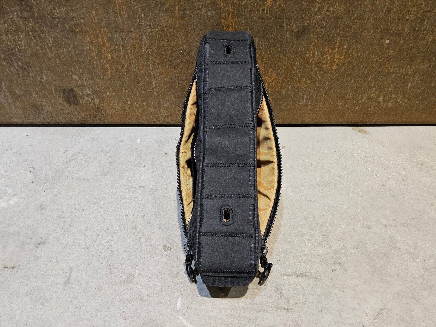 Taschen & Rucksäcke von Trek, TREK ADVENTURE TRIANGLE RAHMENTASCHE / 1.6 LITER vor USEDBIKES - OB.DE Hintergrund
