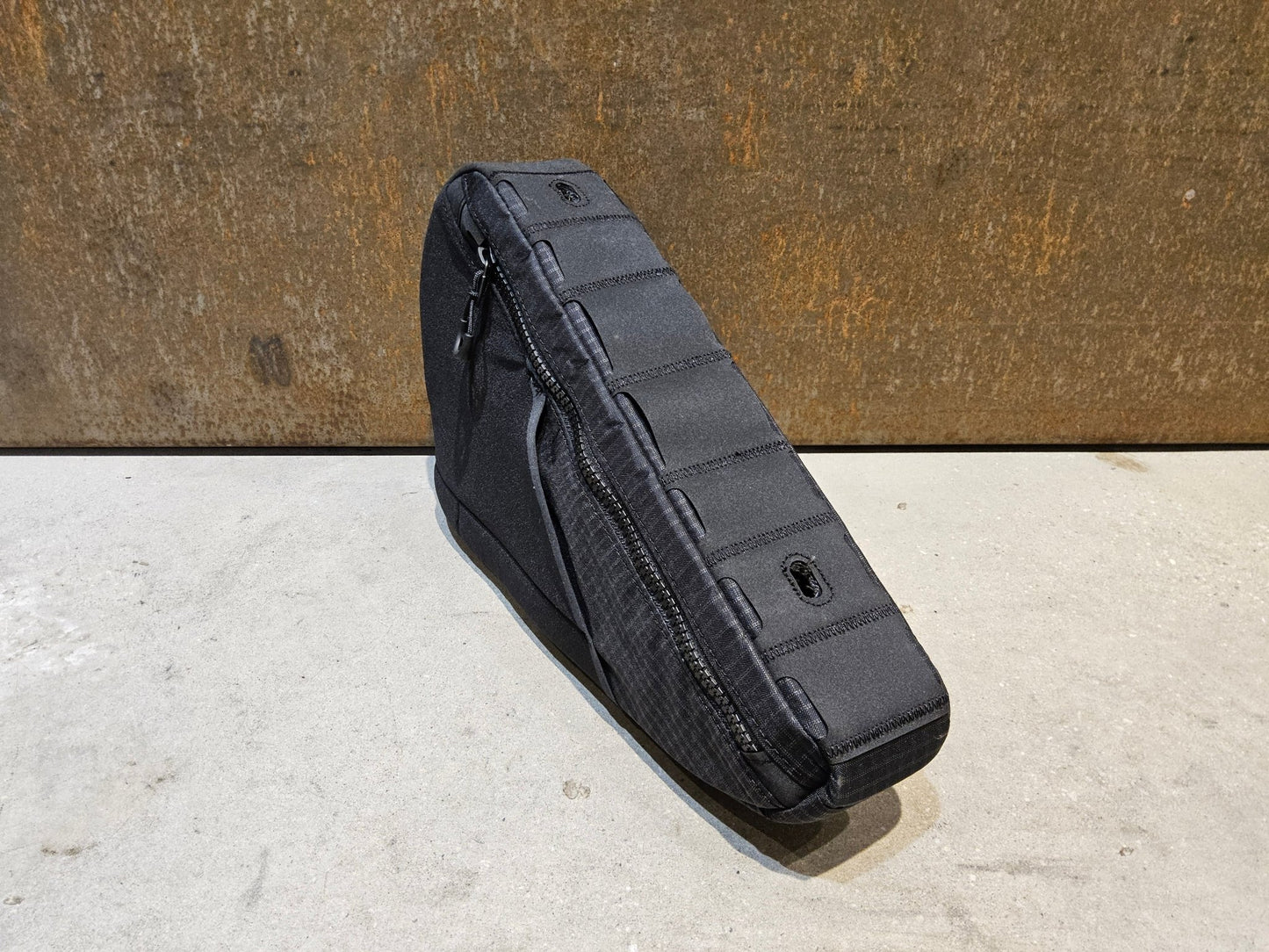 Taschen & Rucksäcke von Trek, TREK ADVENTURE TRIANGLE RAHMENTASCHE / 1.6 LITER vor USEDBIKES - OB.DE Hintergrund