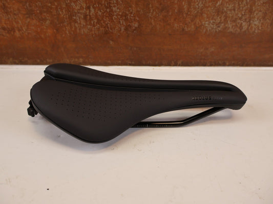 Sattel von Trek, TREK AEOLUS ELITE RENNRADSATTEL 145 MM SCHWARZ 5337811 vor USEDBIKES-OB.DE Hintergrund